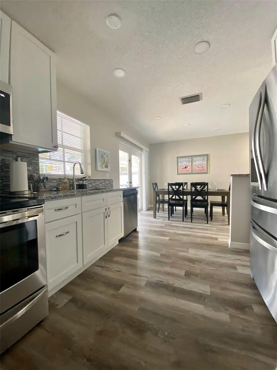 Listing photo id 0 for 8024 Candlewoode Drive