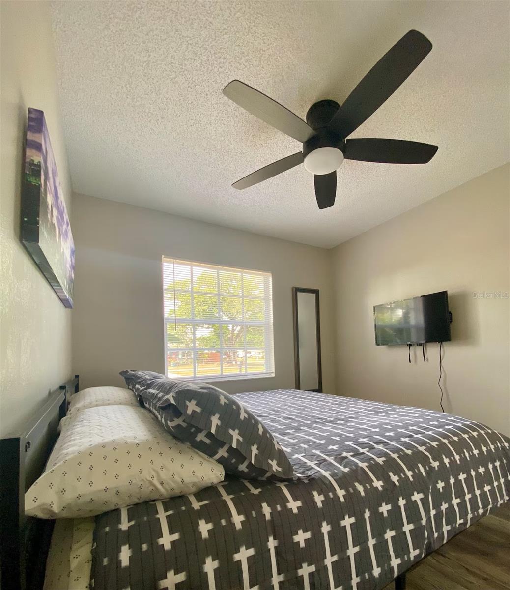 Listing photo id 2 for 8024 Candlewoode Drive