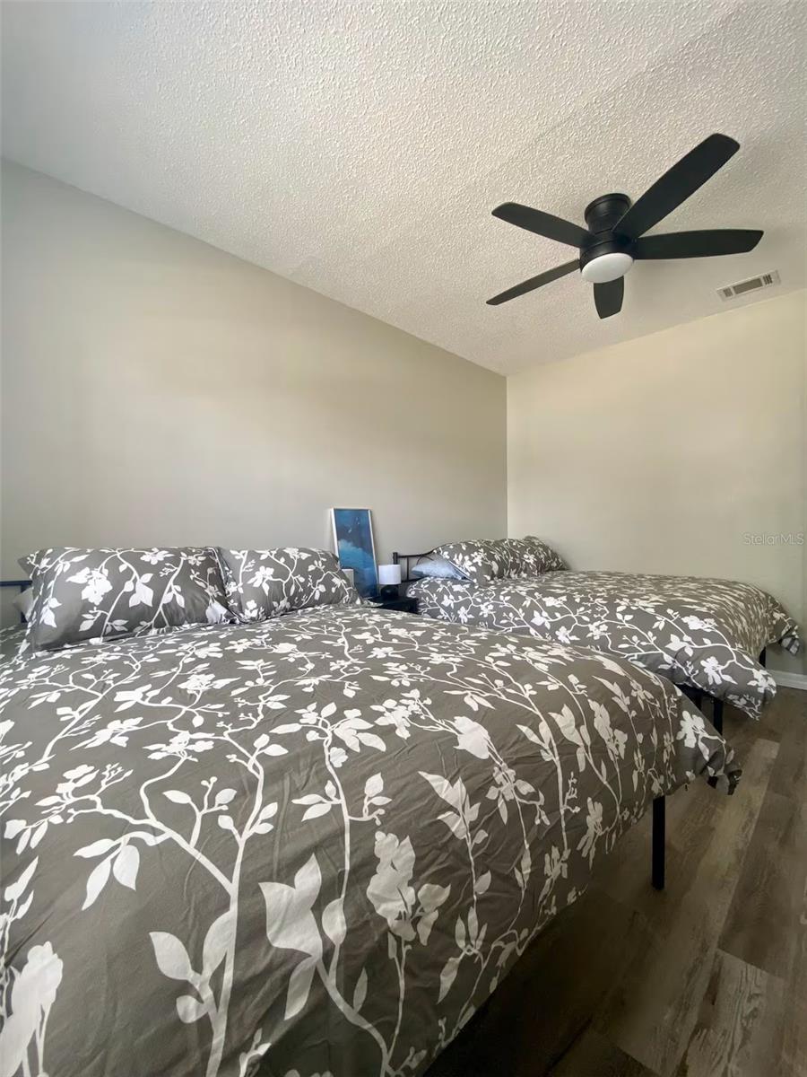 Listing photo id 3 for 8024 Candlewoode Drive