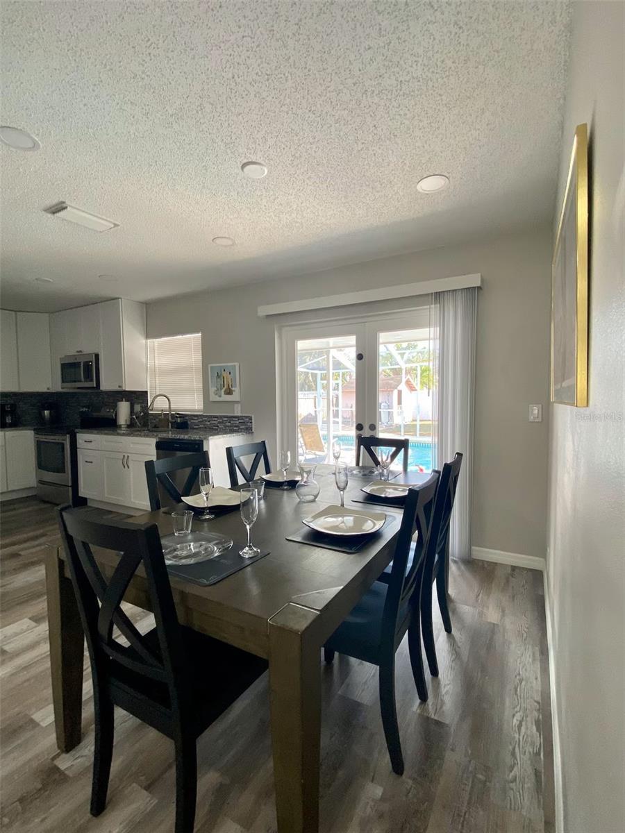 Listing photo id 5 for 8024 Candlewoode Drive