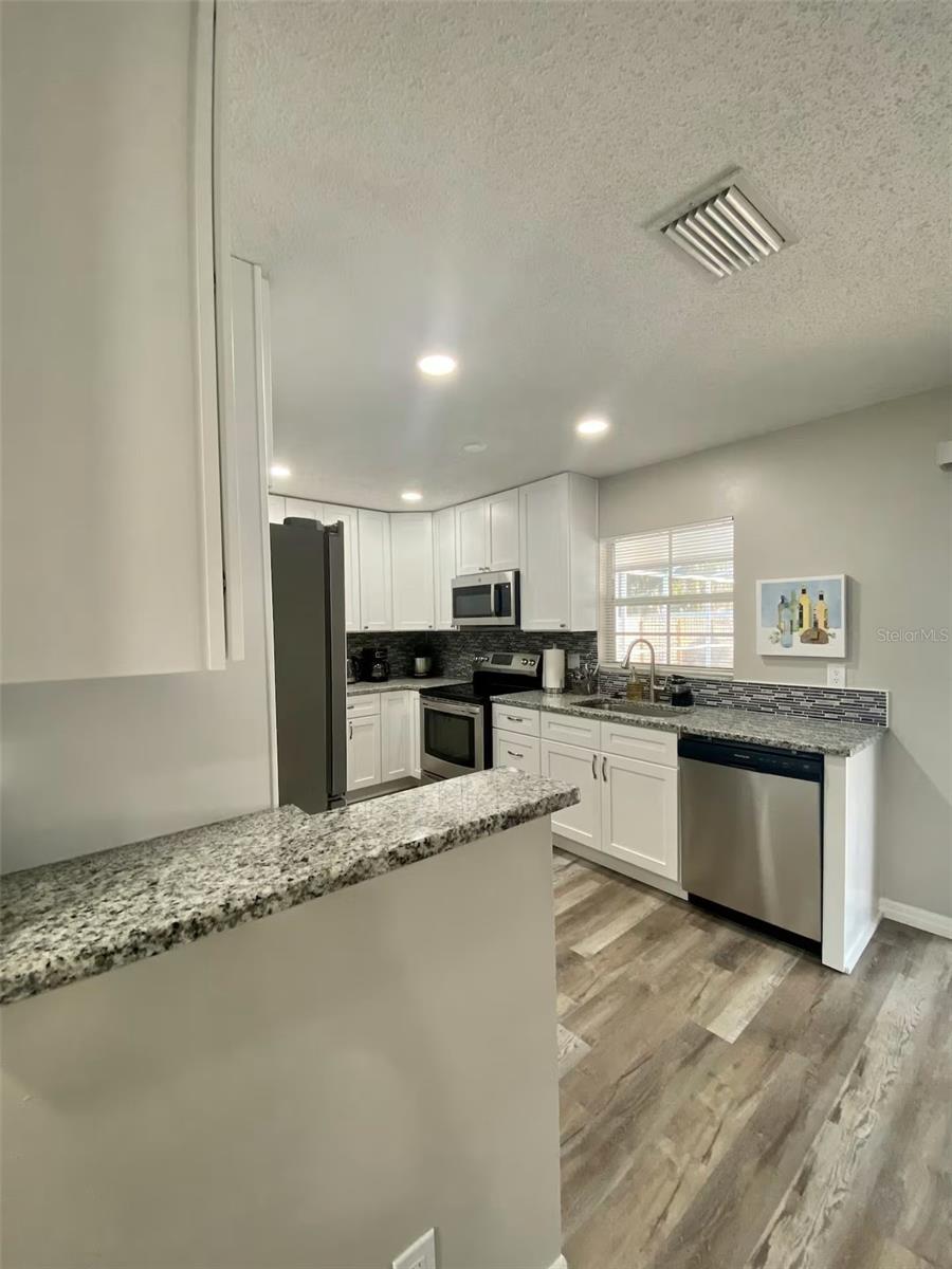 Listing photo id 7 for 8024 Candlewoode Drive