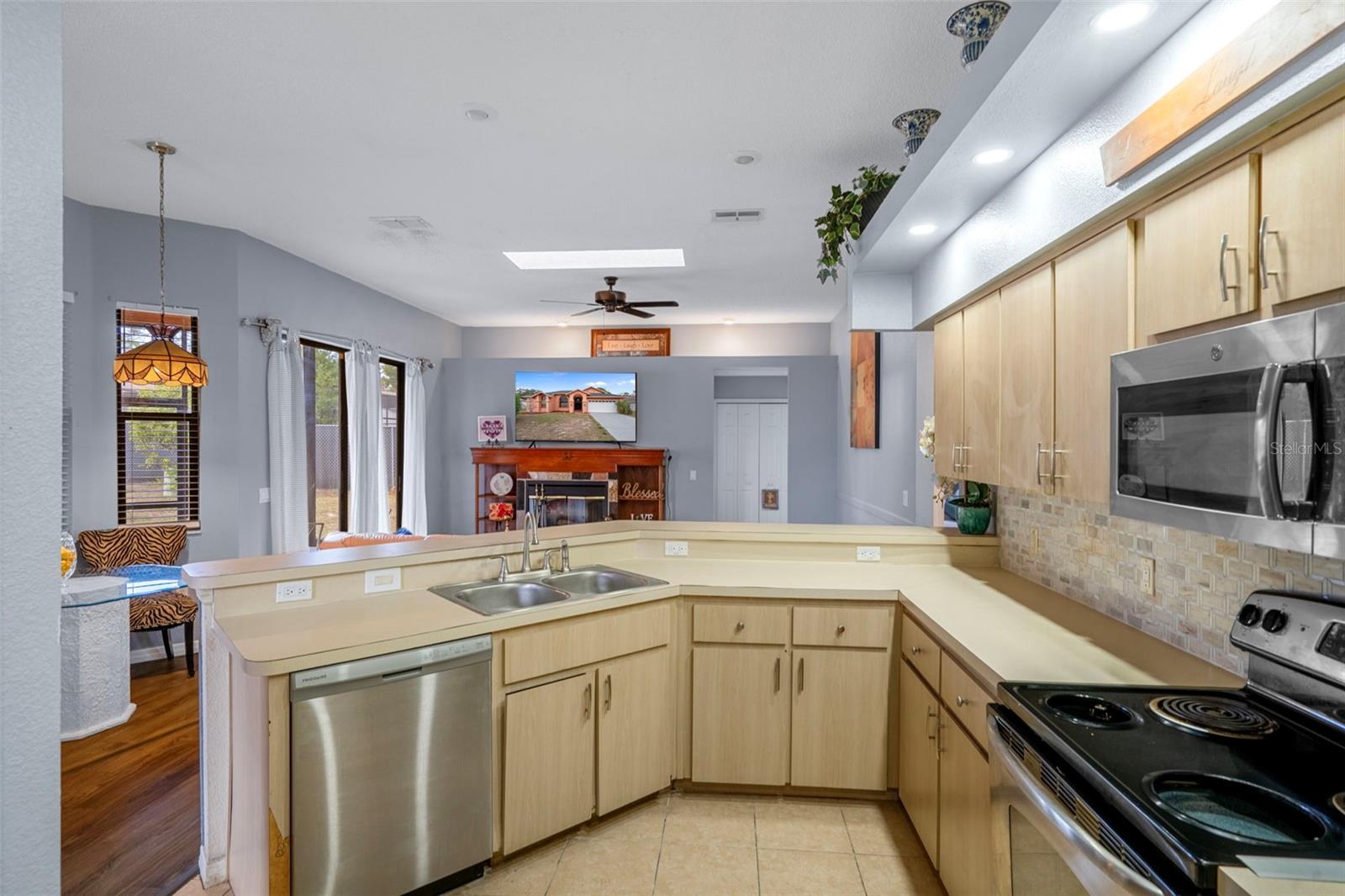 Image 17 of 38 For 4401 Plumosa Street