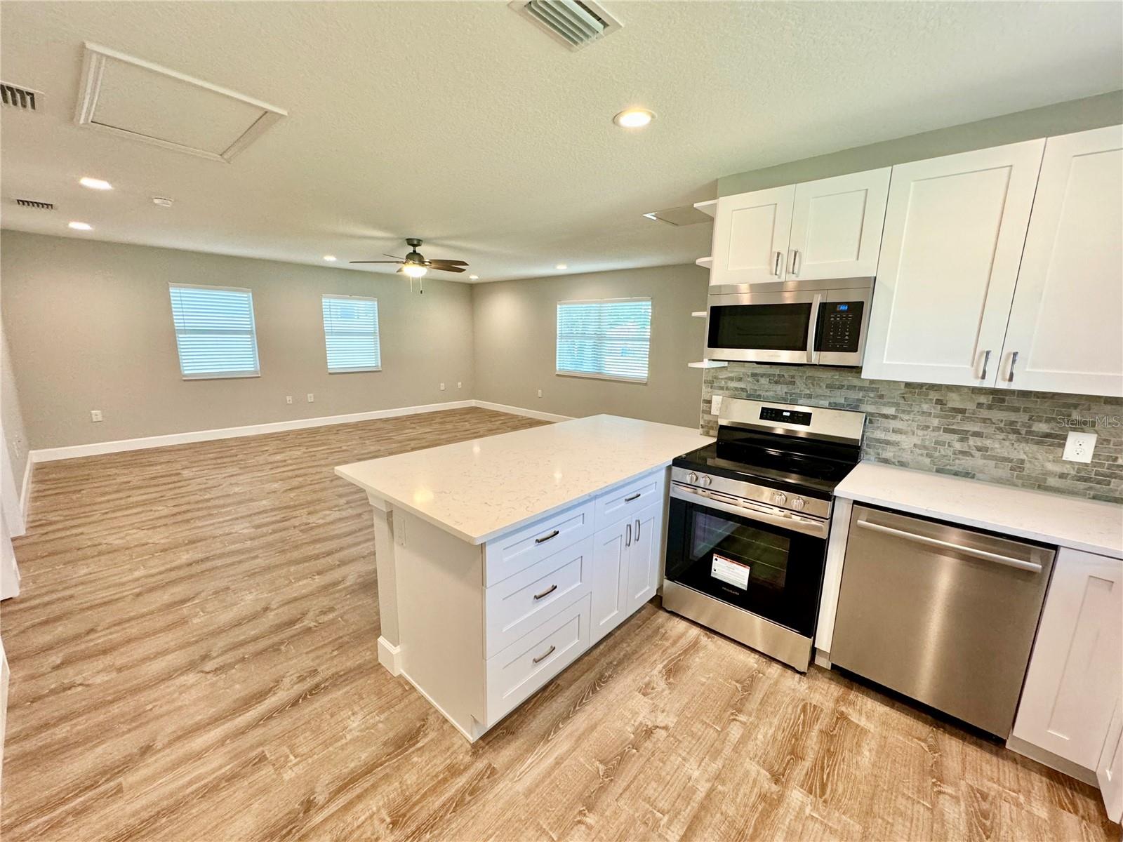 Listing photo id 12 for 1493 Cleveland Street