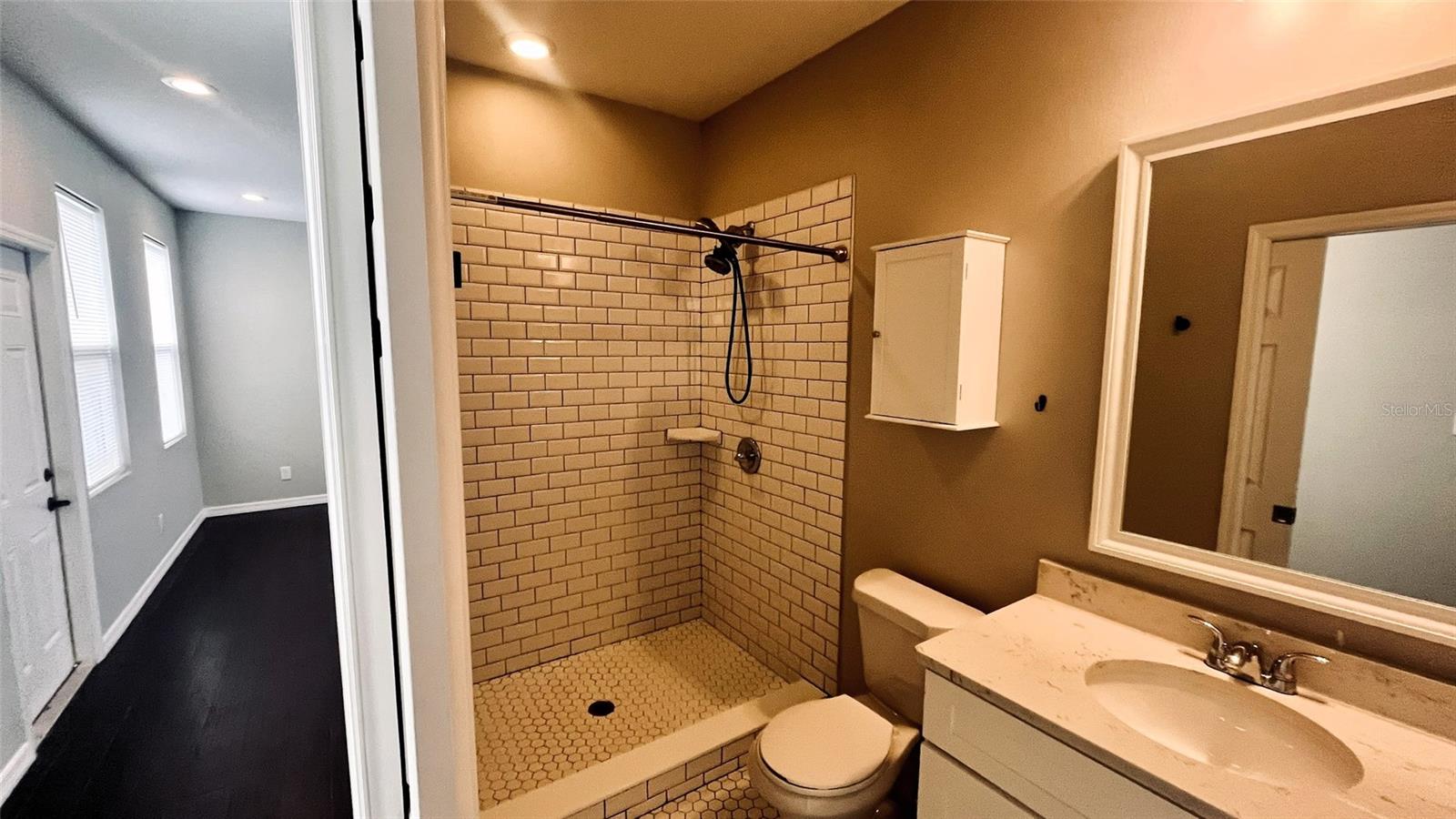 Image 6 of 9 For 403 Albany Avenue 2