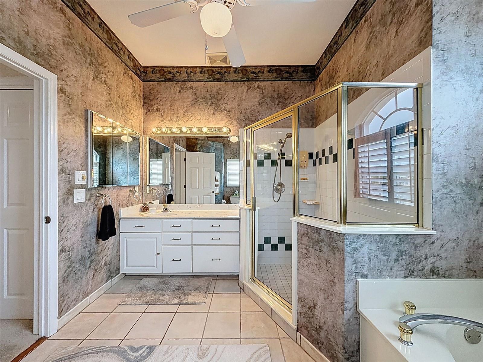 Listing photo id 10 for 8704 Cypress Lakes Boulevard