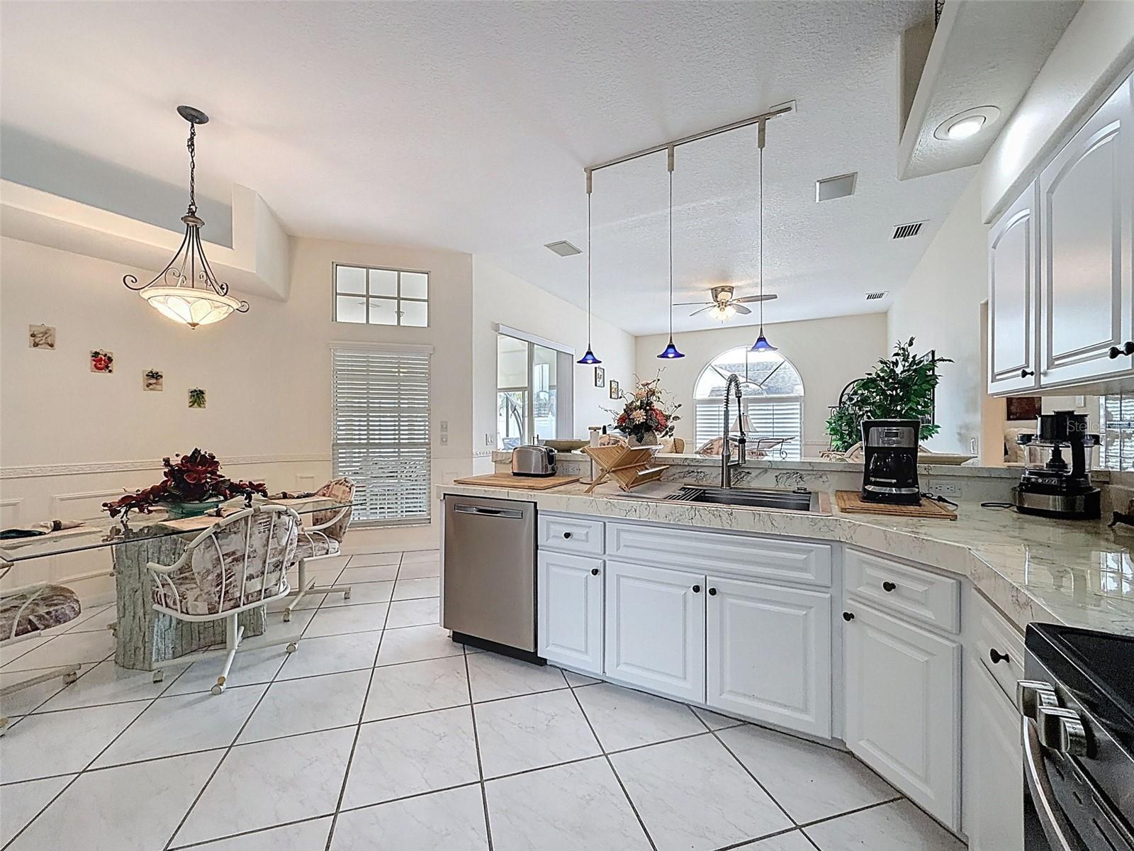 Listing photo id 6 for 8704 Cypress Lakes Boulevard