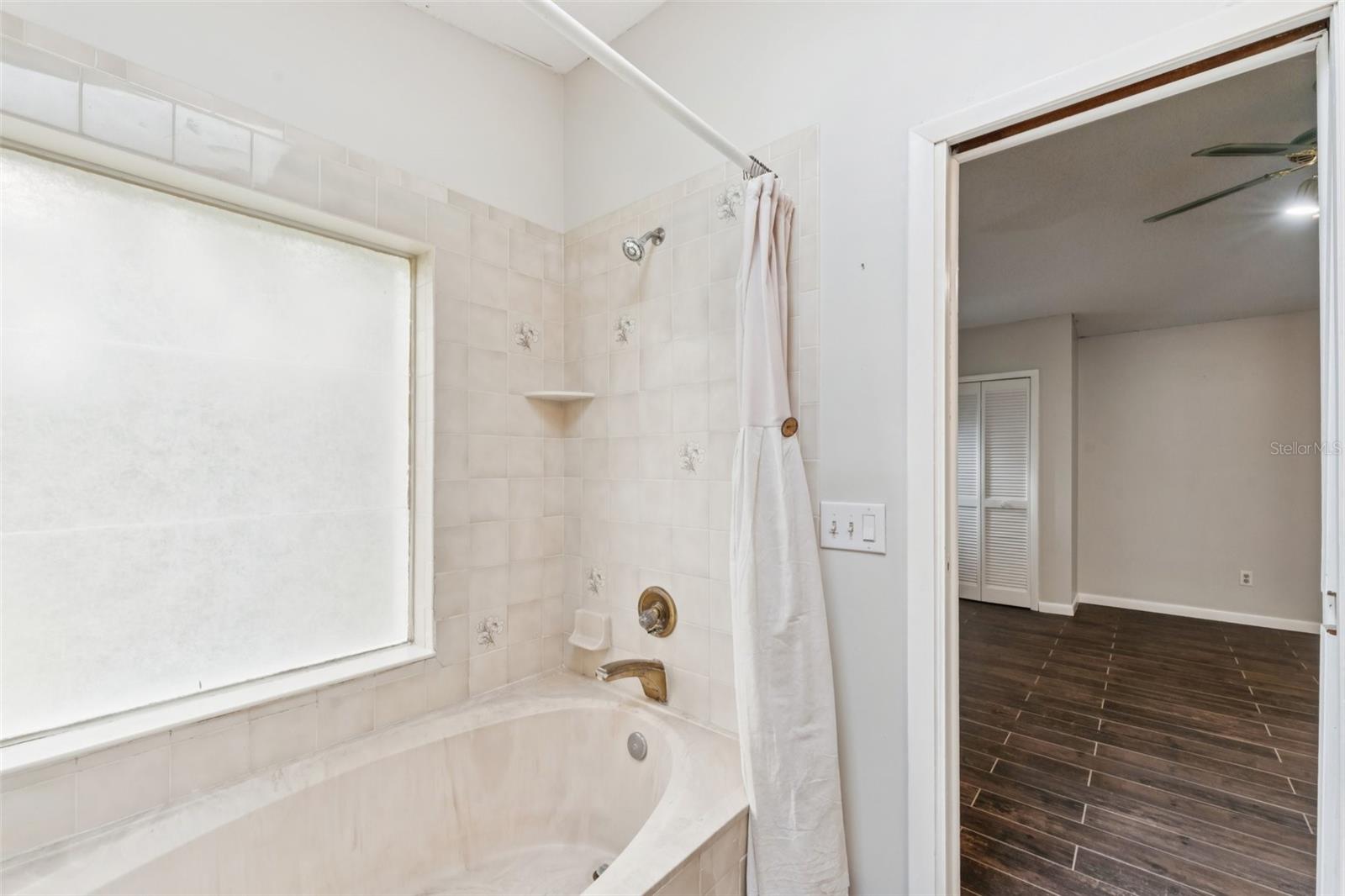 Image 22 of 42 For 40 Flower Hill Lane