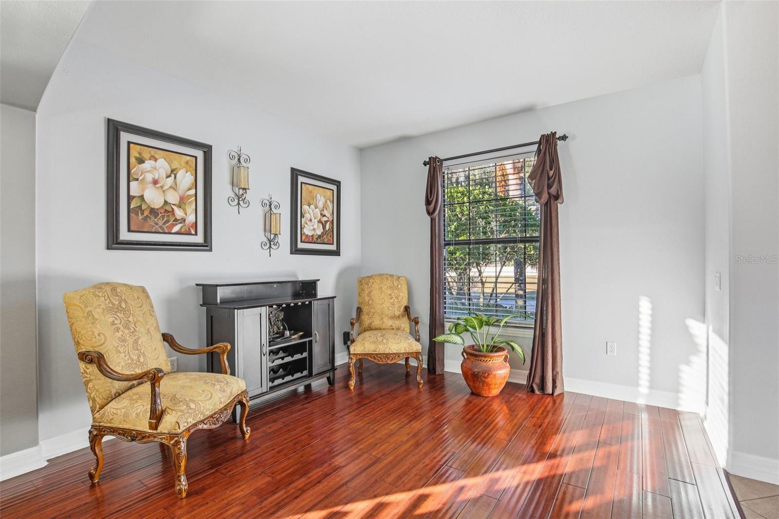 Image 10 of 100 For 9413 Toulon Boulevard