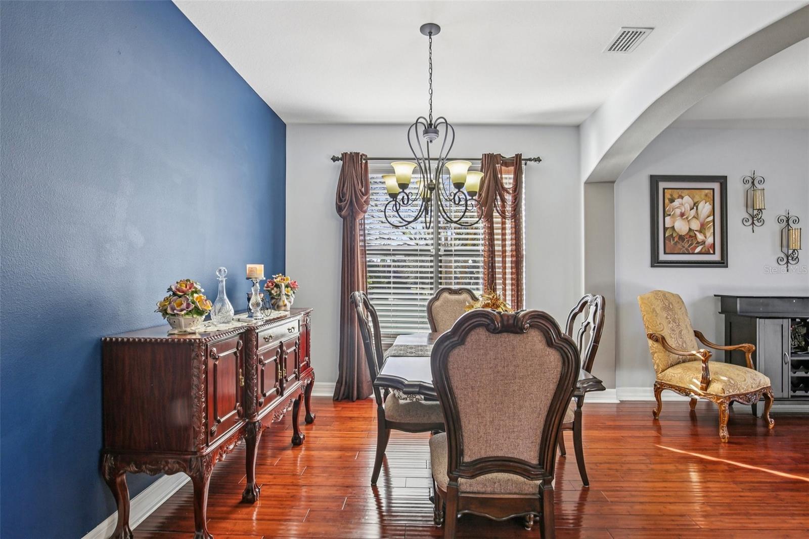 Image 13 of 100 For 9413 Toulon Boulevard