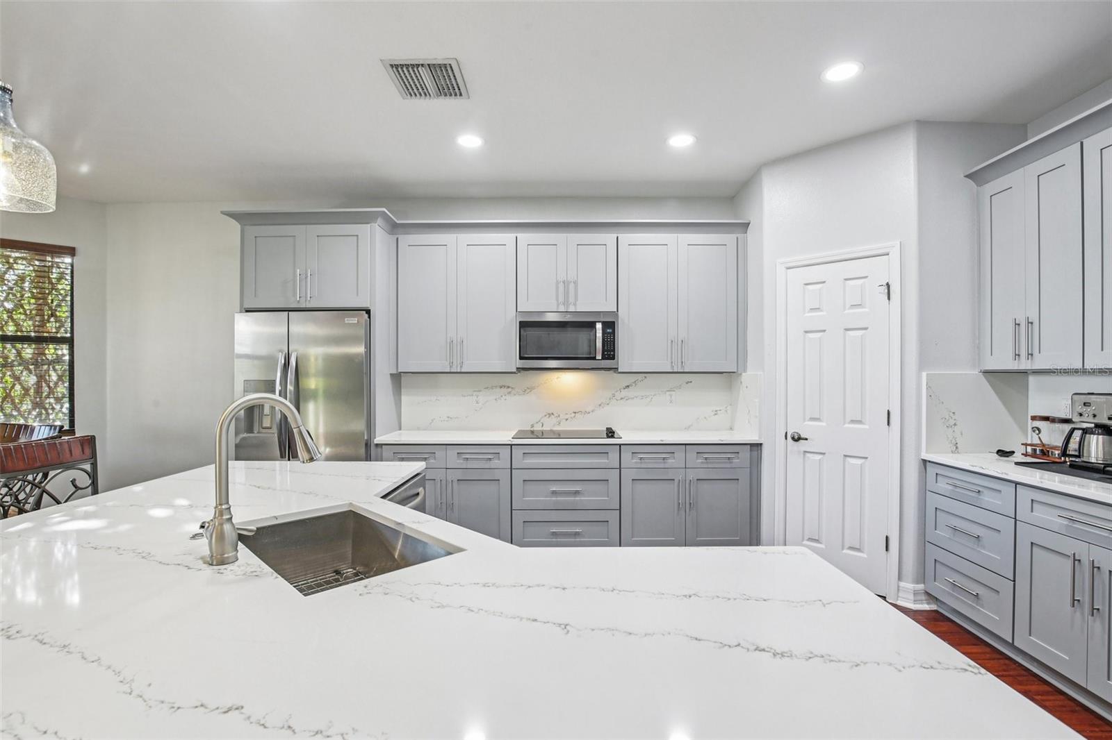 Image 16 of 100 For 9413 Toulon Boulevard