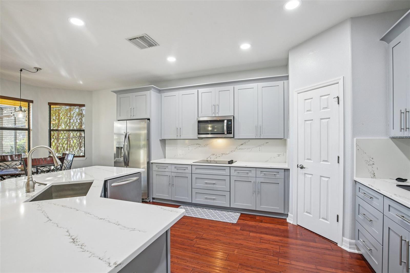 Image 17 of 100 For 9413 Toulon Boulevard