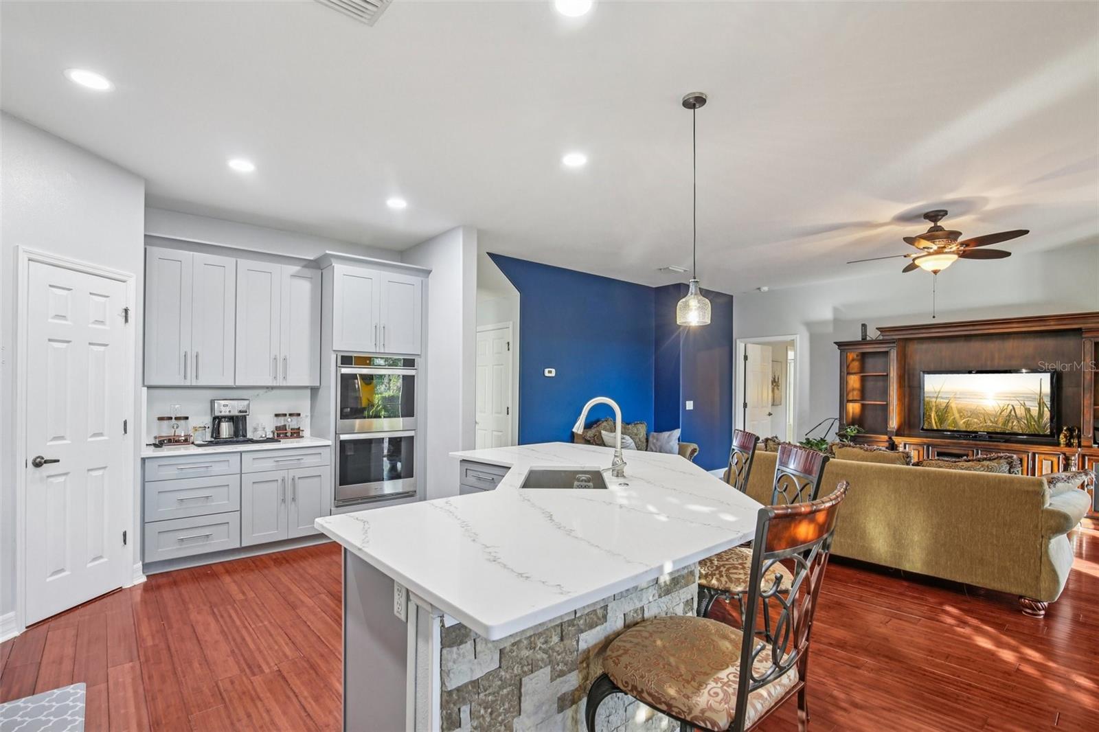 Image 19 of 100 For 9413 Toulon Boulevard