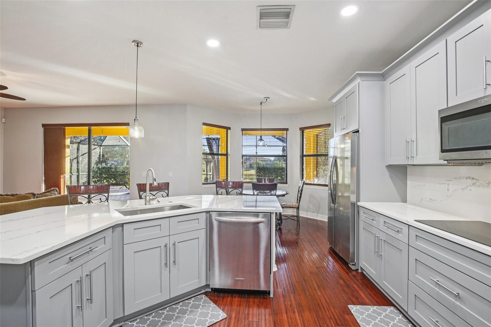 Image 20 of 100 For 9413 Toulon Boulevard