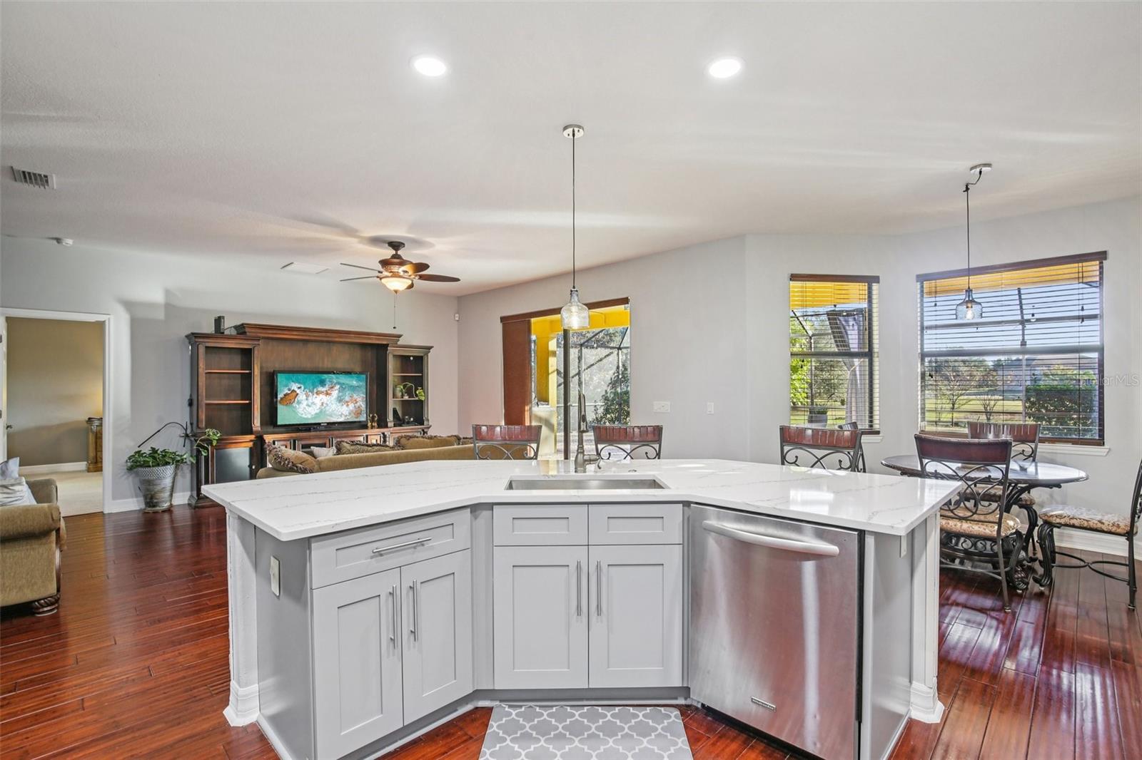 Image 21 of 100 For 9413 Toulon Boulevard