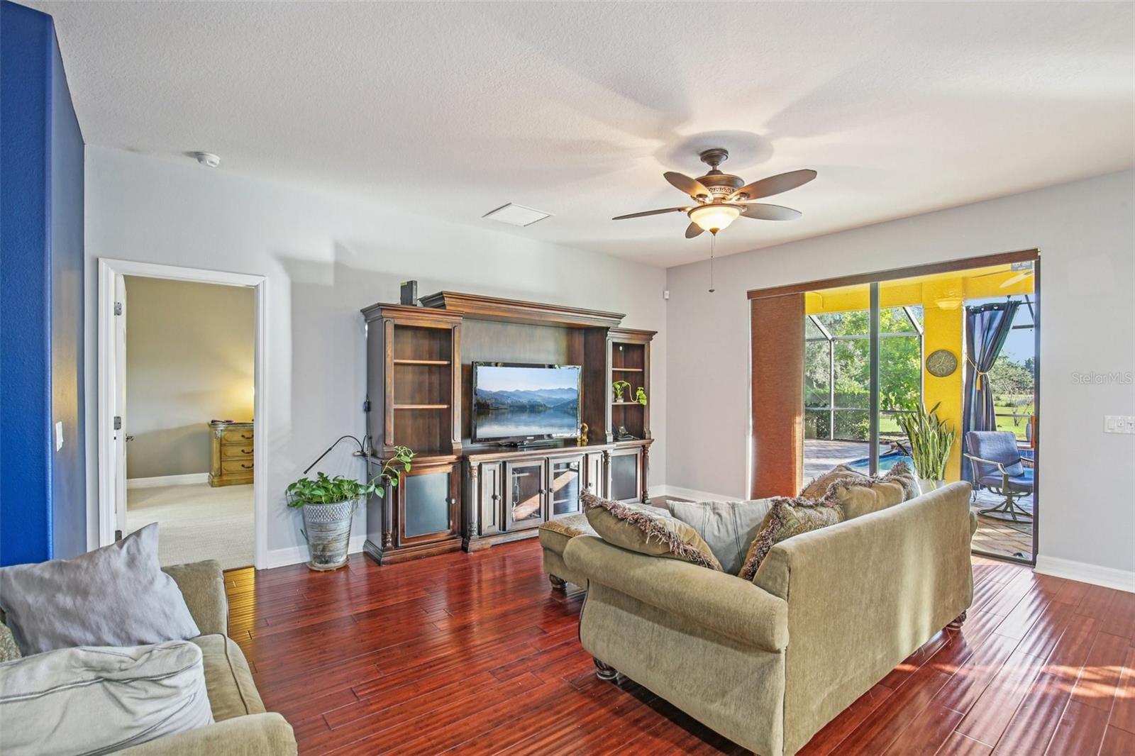 Image 22 of 100 For 9413 Toulon Boulevard