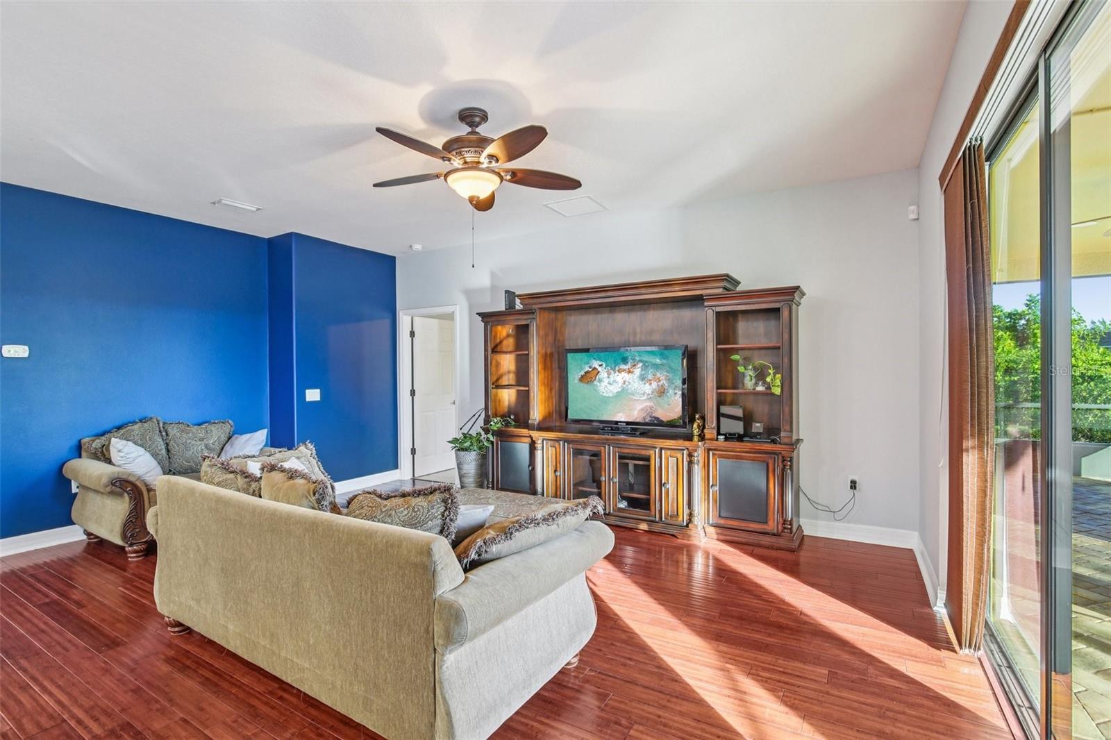 Image 23 of 100 For 9413 Toulon Boulevard