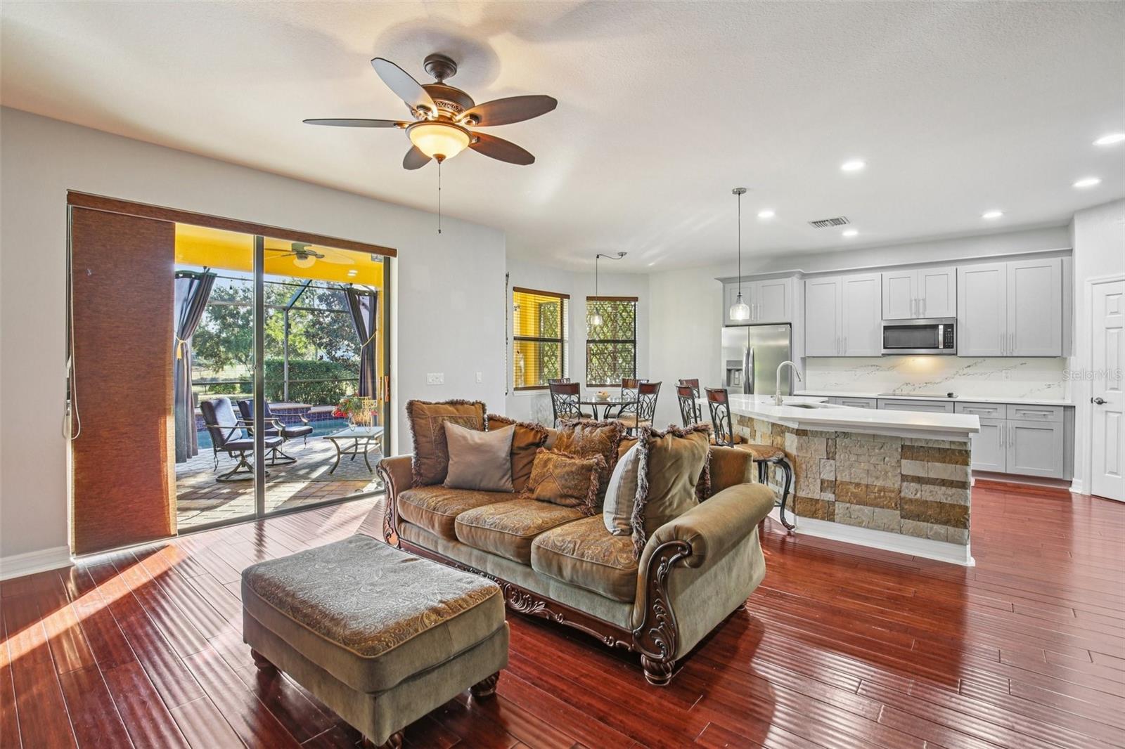 Image 25 of 100 For 9413 Toulon Boulevard