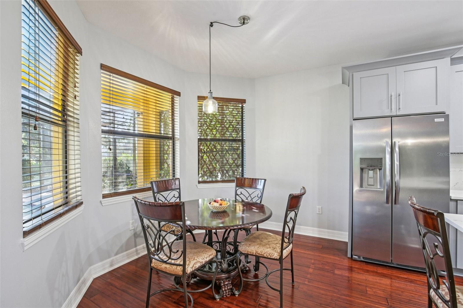 Image 26 of 100 For 9413 Toulon Boulevard