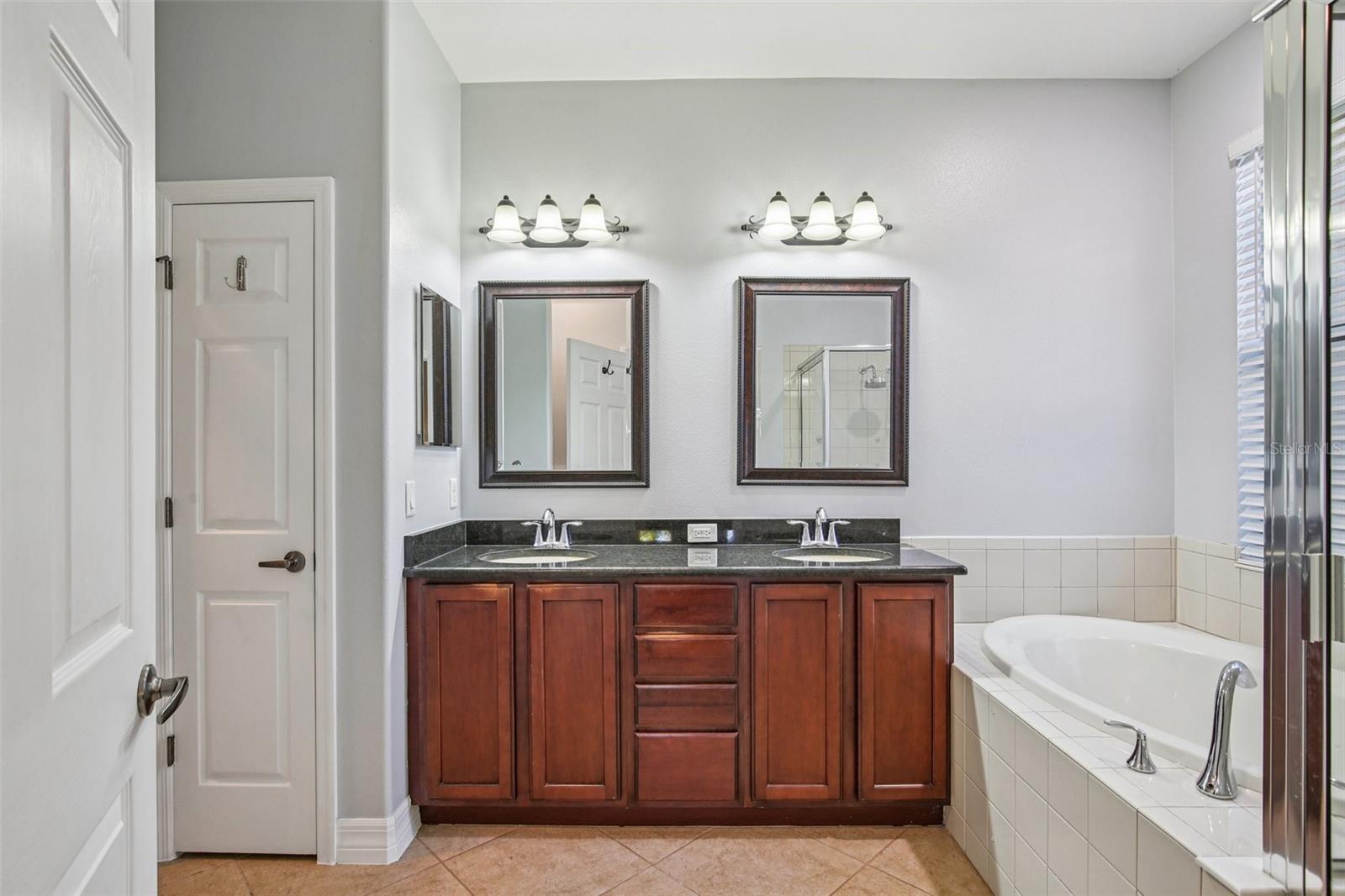 Image 32 of 100 For 9413 Toulon Boulevard