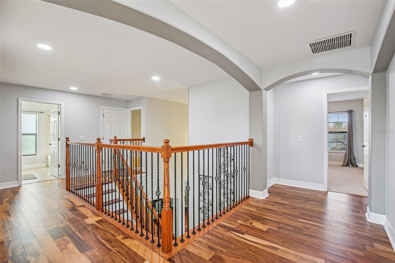 Image 43 of 100 For 9413 Toulon Boulevard