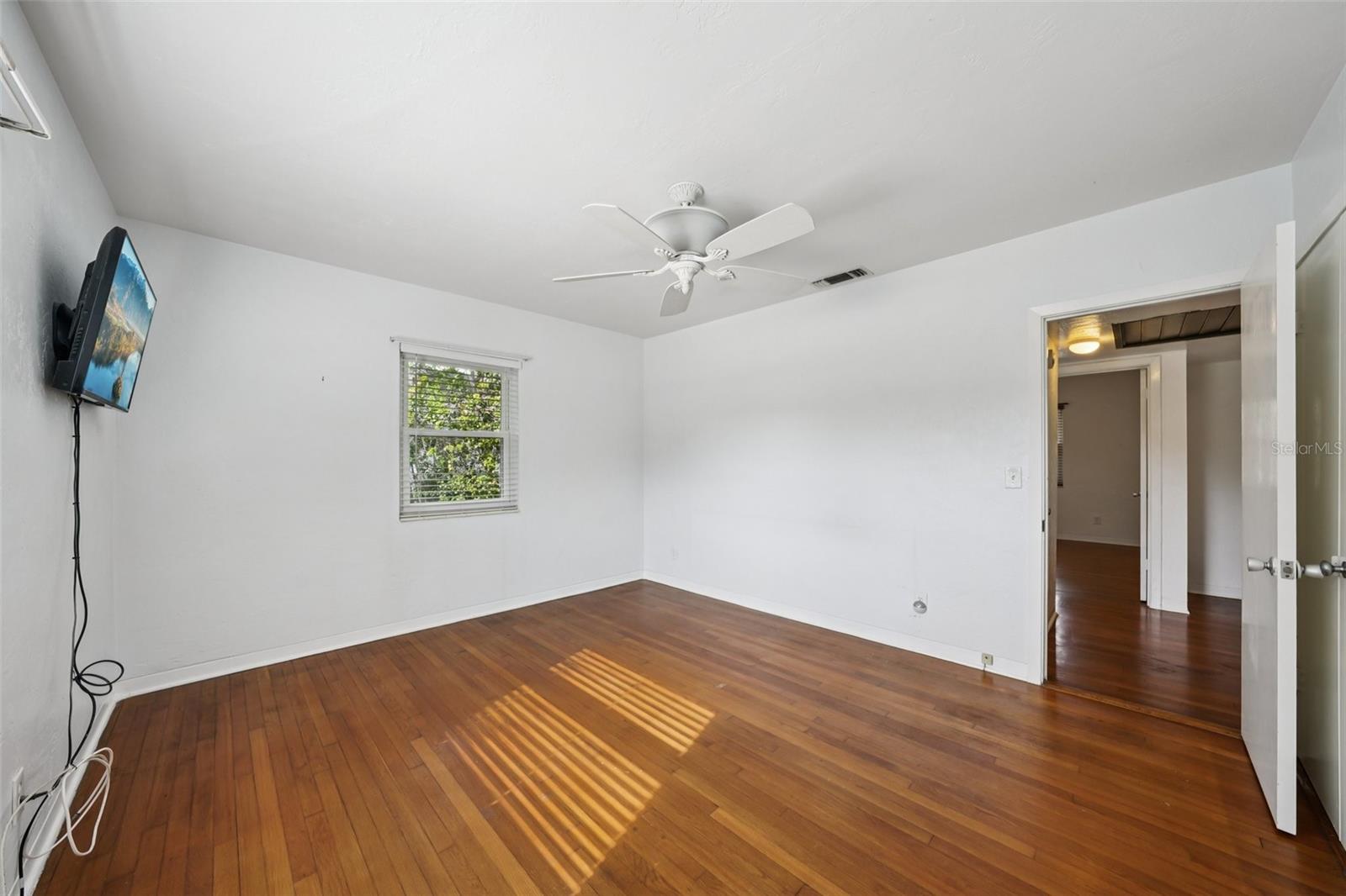 Image 11 of 80 For 6221 Dartmouth Avenue N