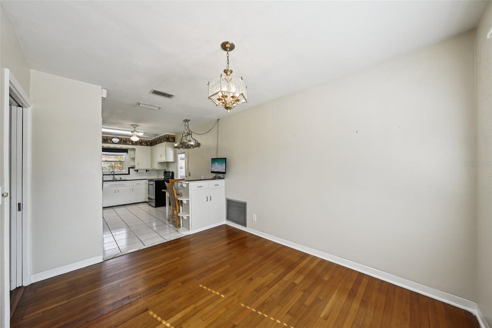 Image 16 of 80 For 6221 Dartmouth Avenue N