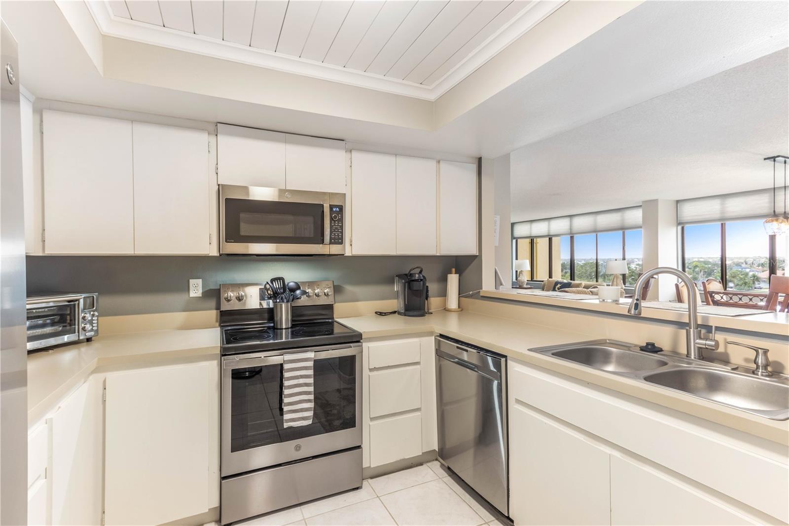 Image 17 of 60 For 700 Island Way 501