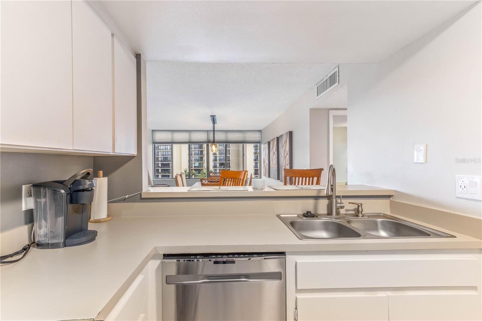 Image 18 of 60 For 700 Island Way 501