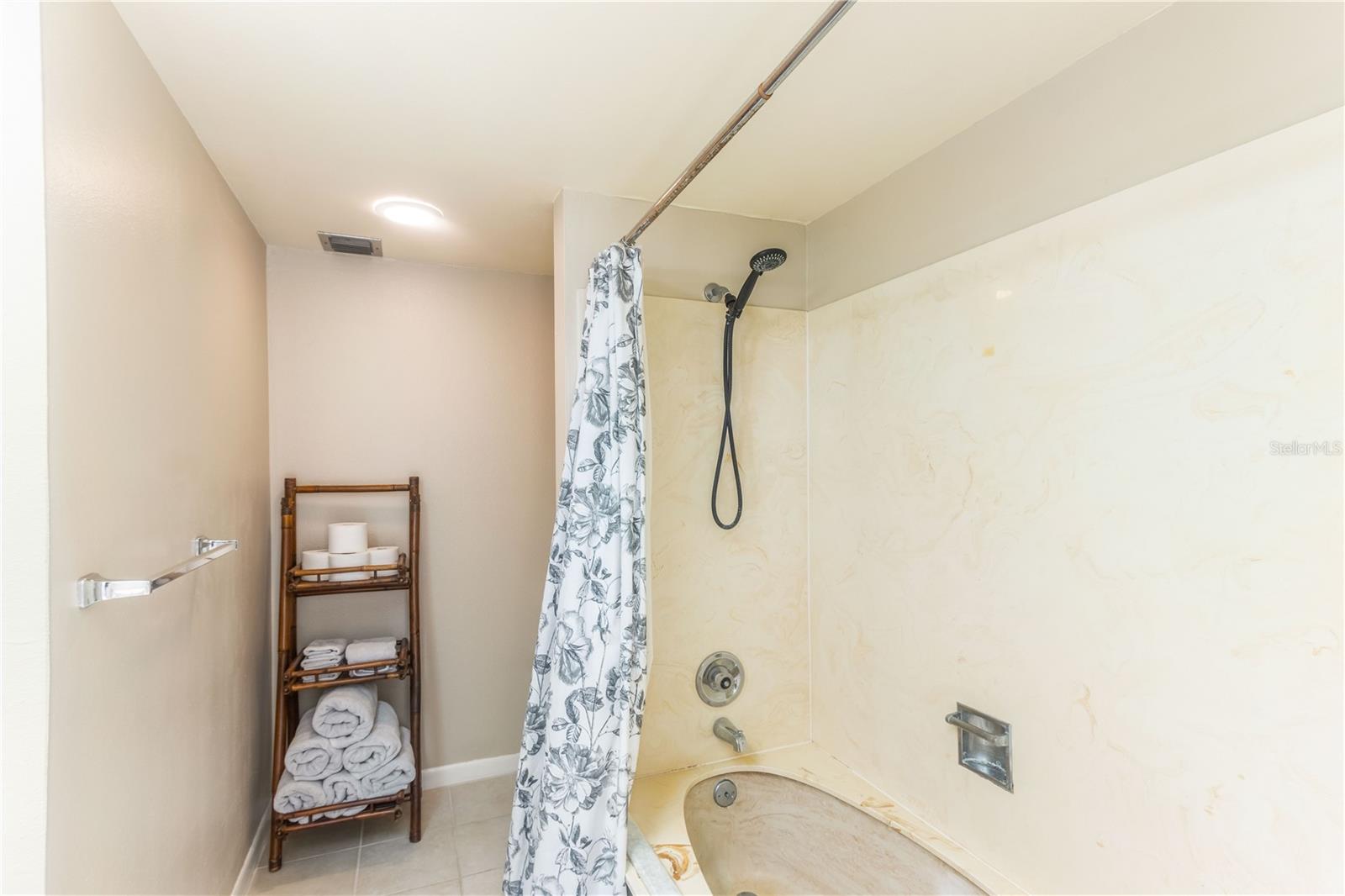 Image 32 of 60 For 700 Island Way 501