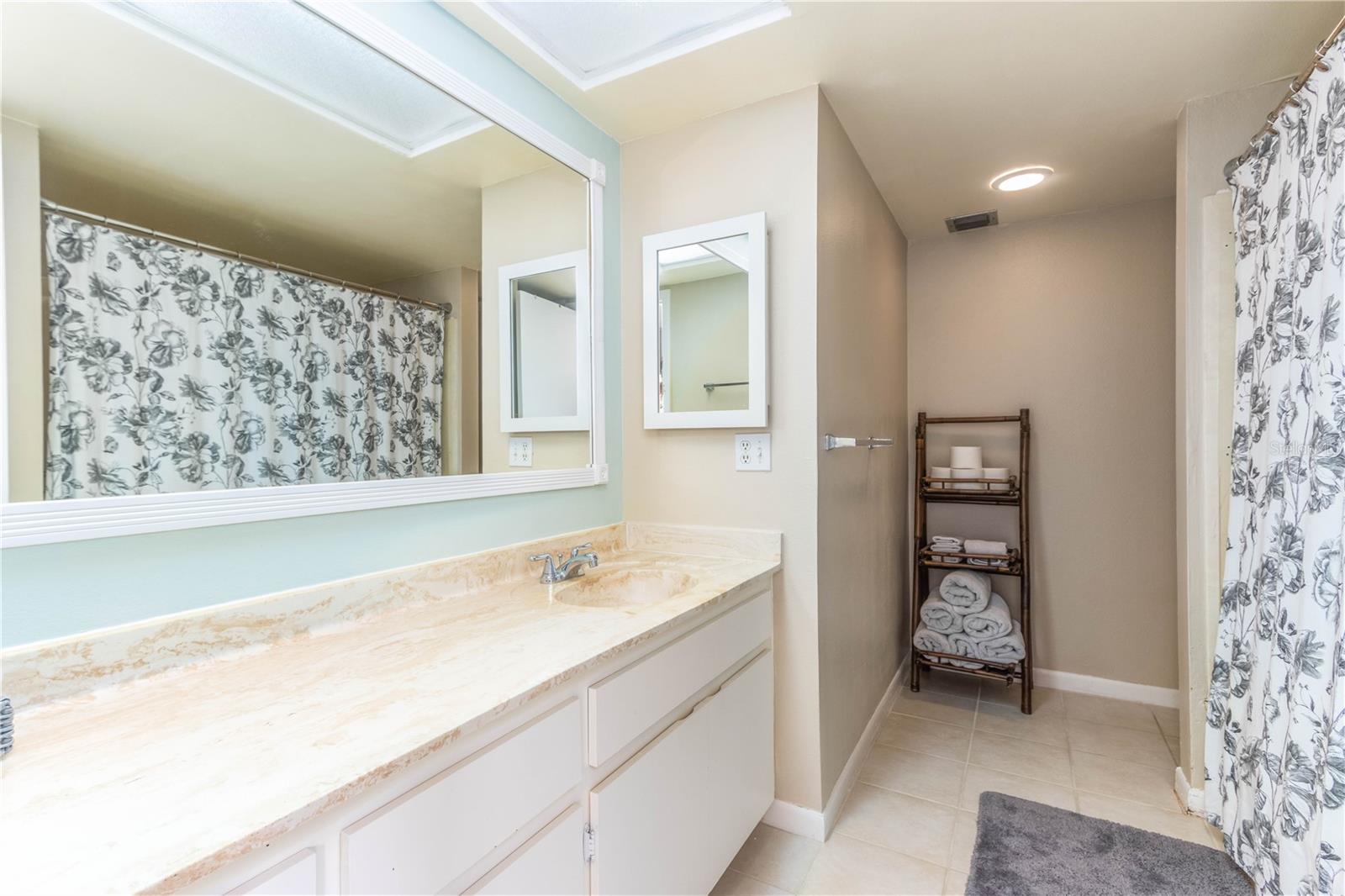 Image 33 of 60 For 700 Island Way 501