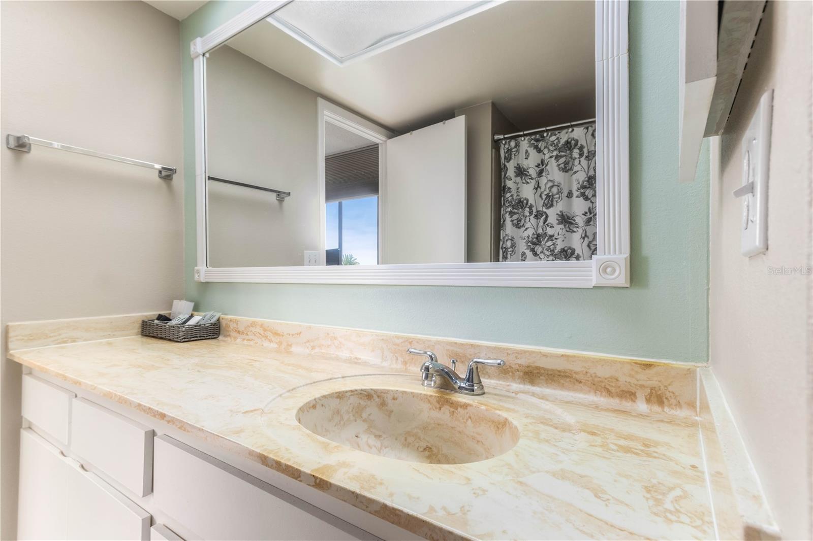 Image 35 of 60 For 700 Island Way 501