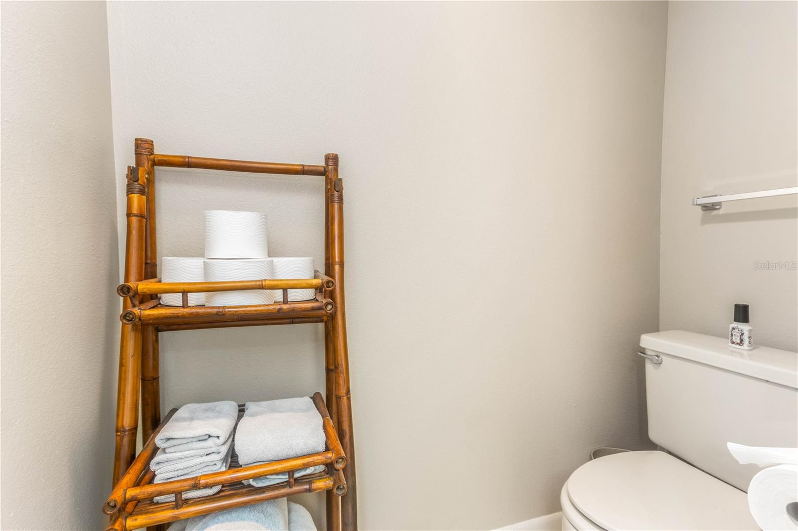 Image 36 of 60 For 700 Island Way 501