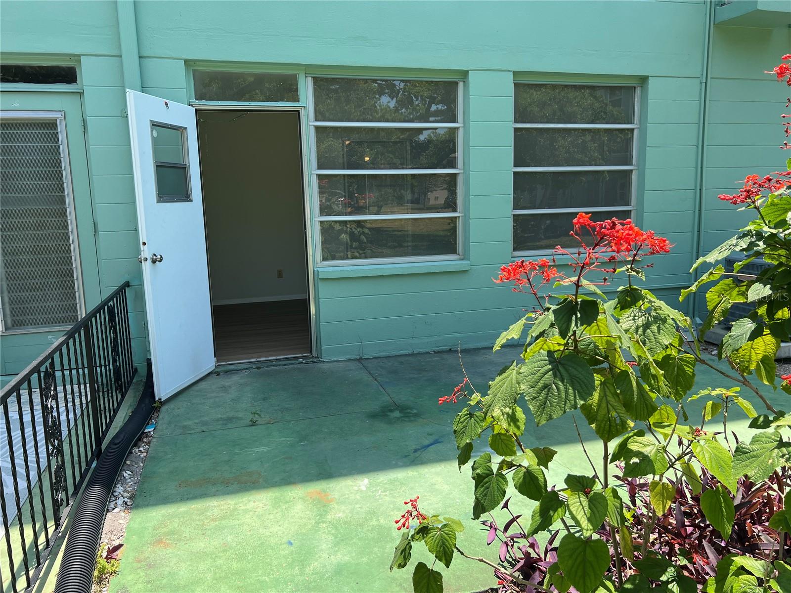 Image 14 of 36 For 2042 Australia Way W 22