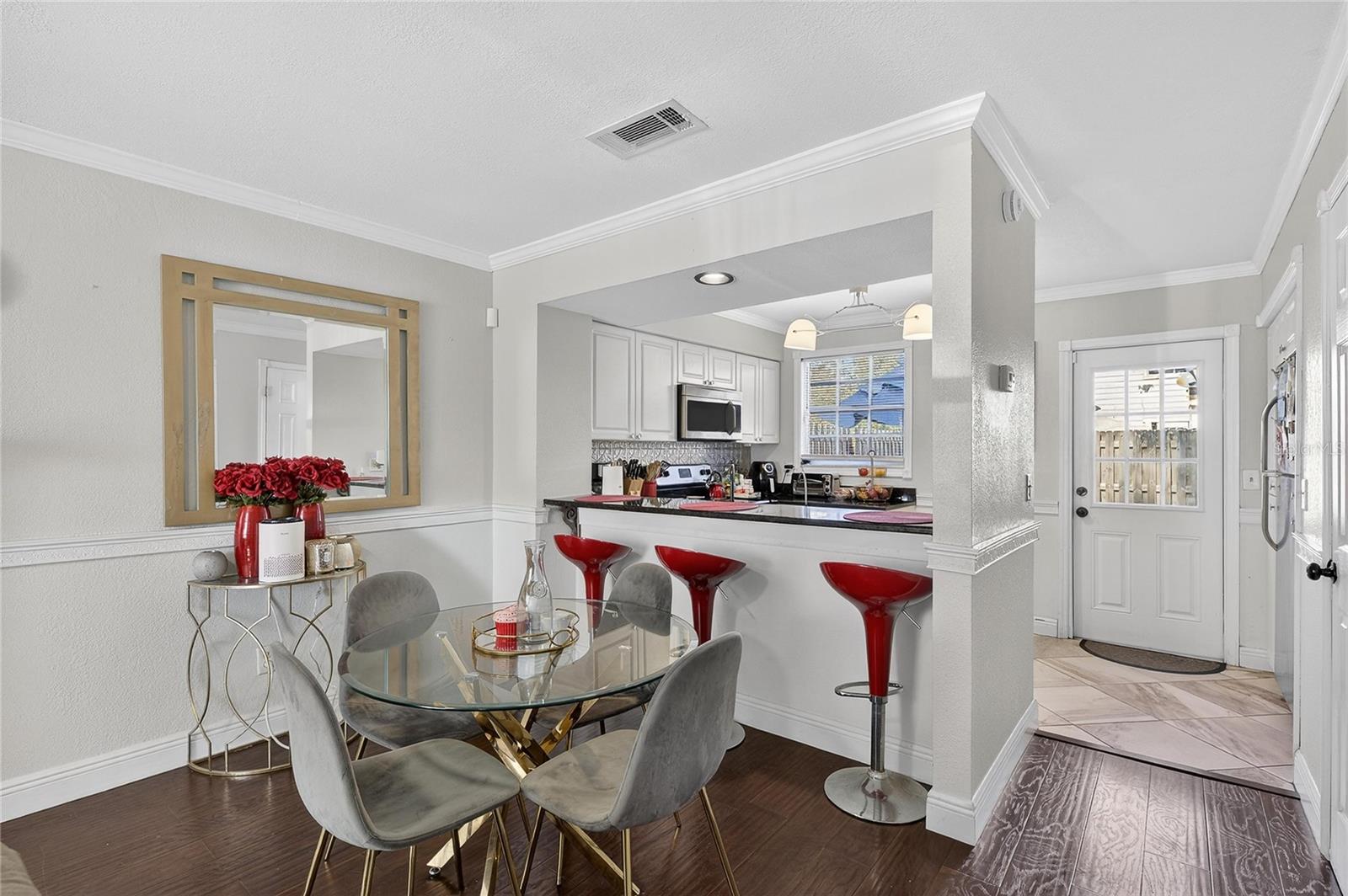 Listing photo id 7 for 1811 Mill Run Circle