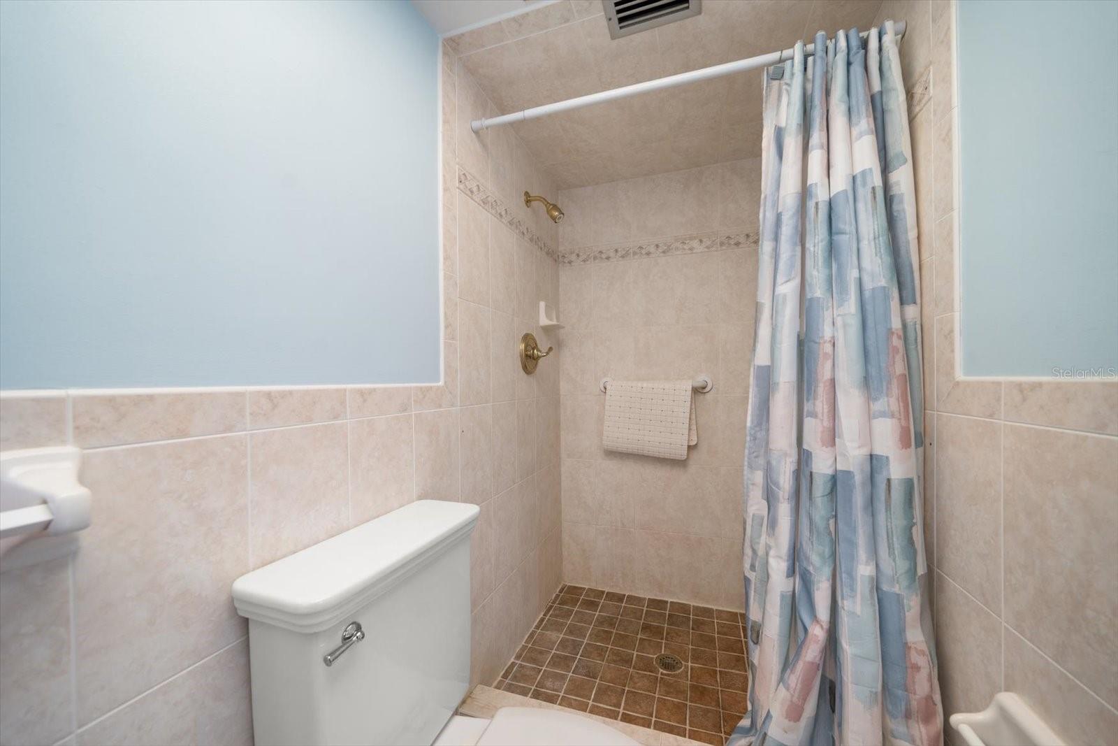 Image 20 of 40 For 2042 Fair Oak Drive