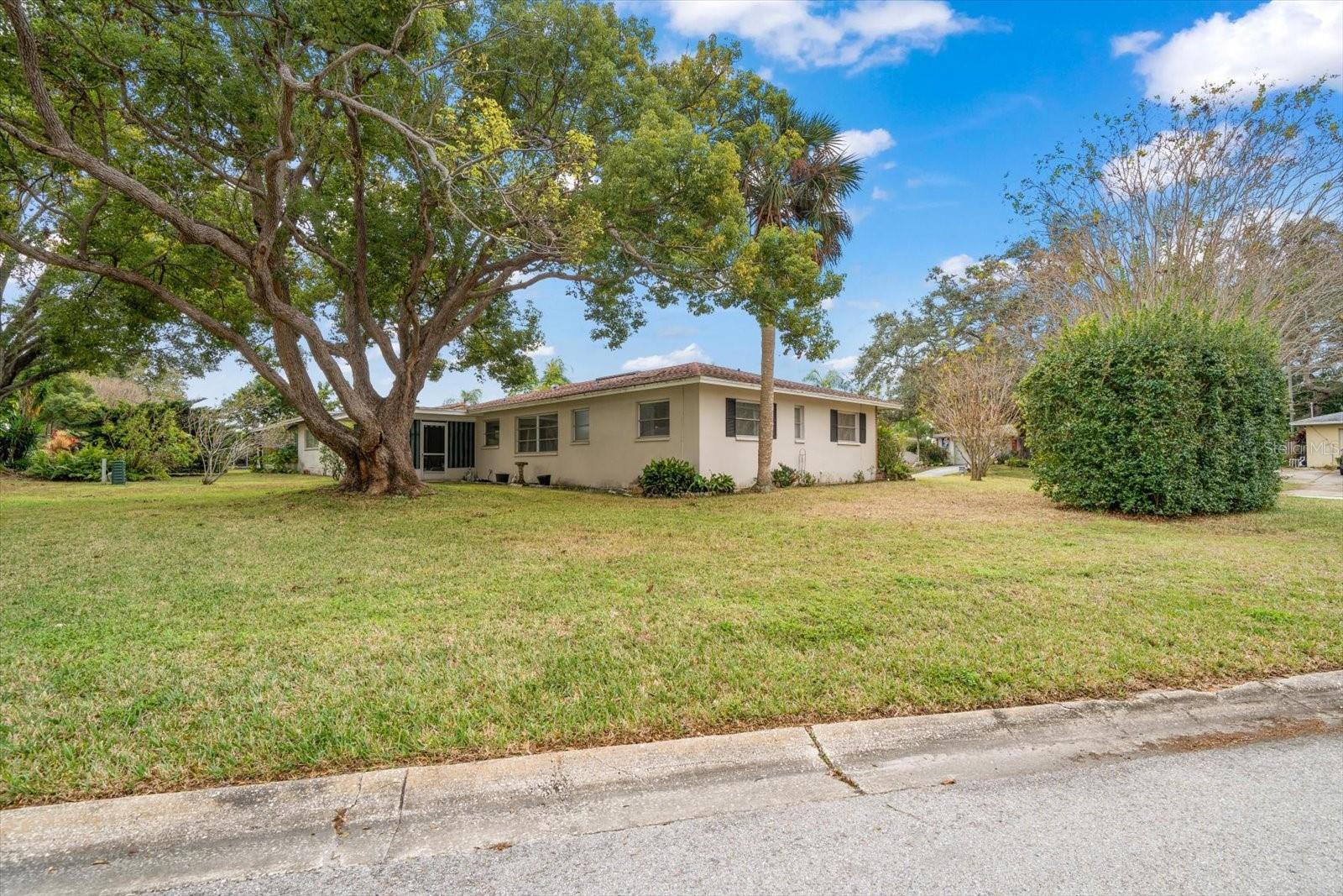 Image 25 of 40 For 2042 Fair Oak Drive