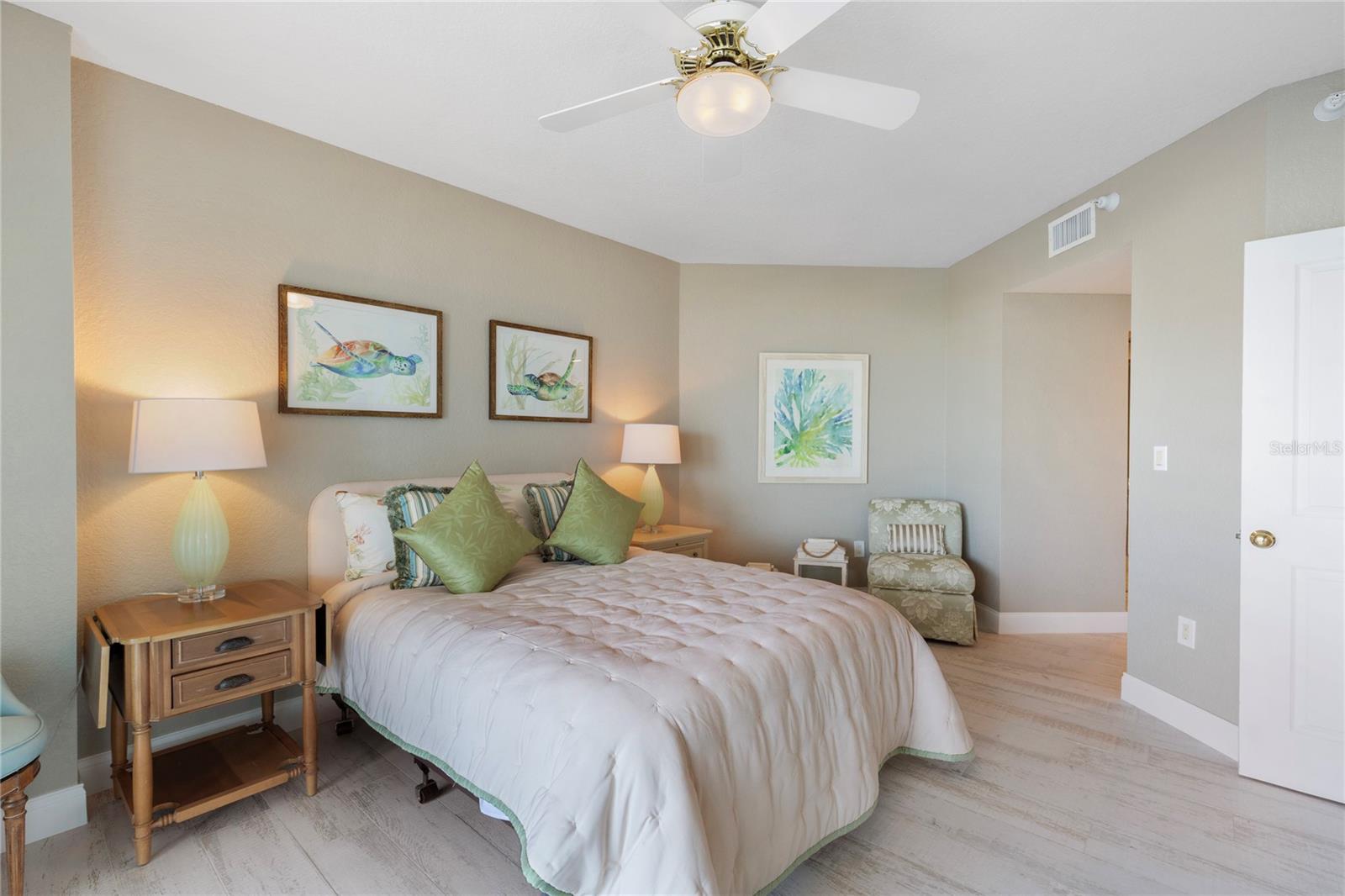 Image 16 of 44 For 1170 Gulf Boulevard 404