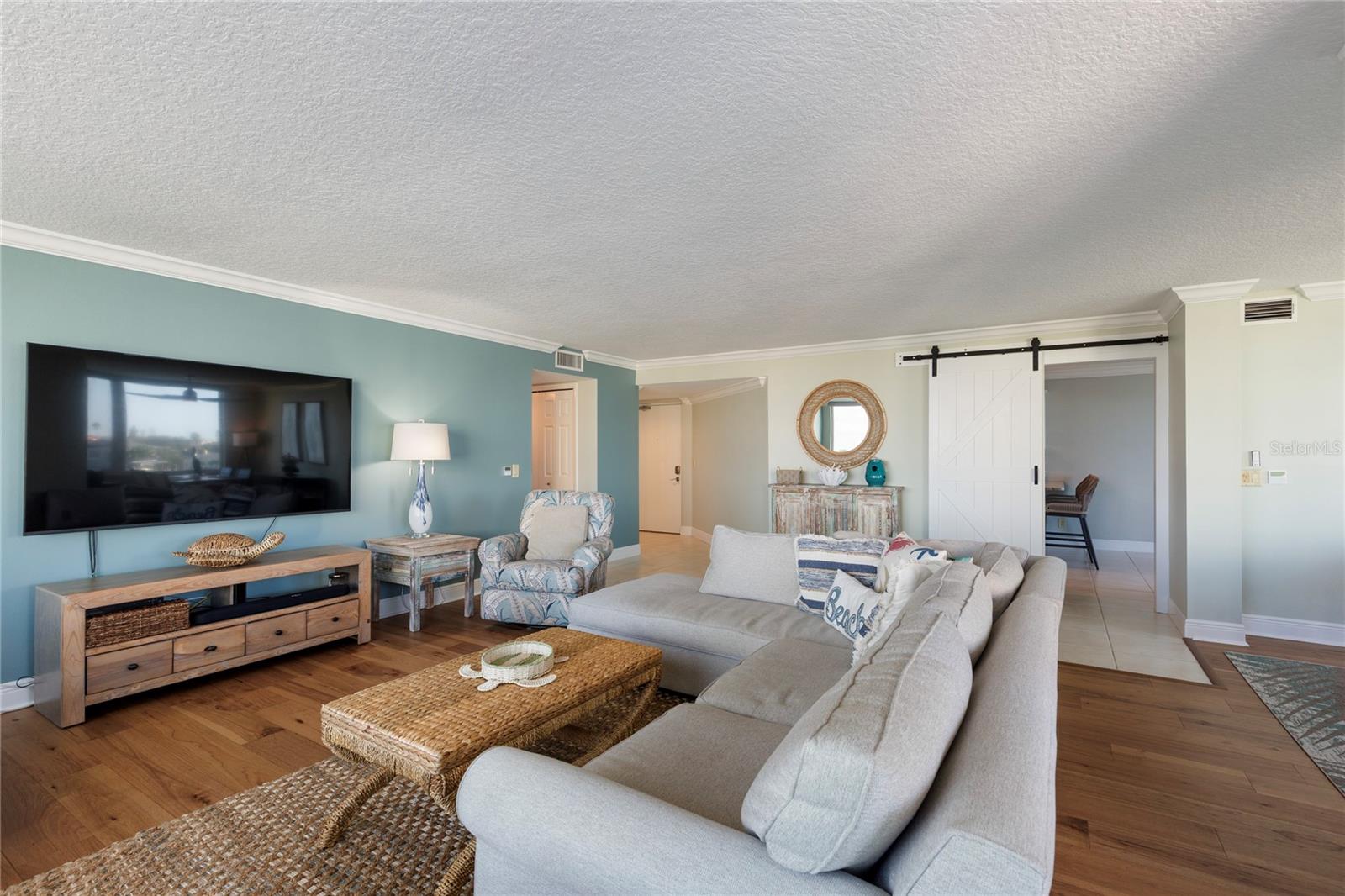 Listing photo id 9 for 736 Island Way 406