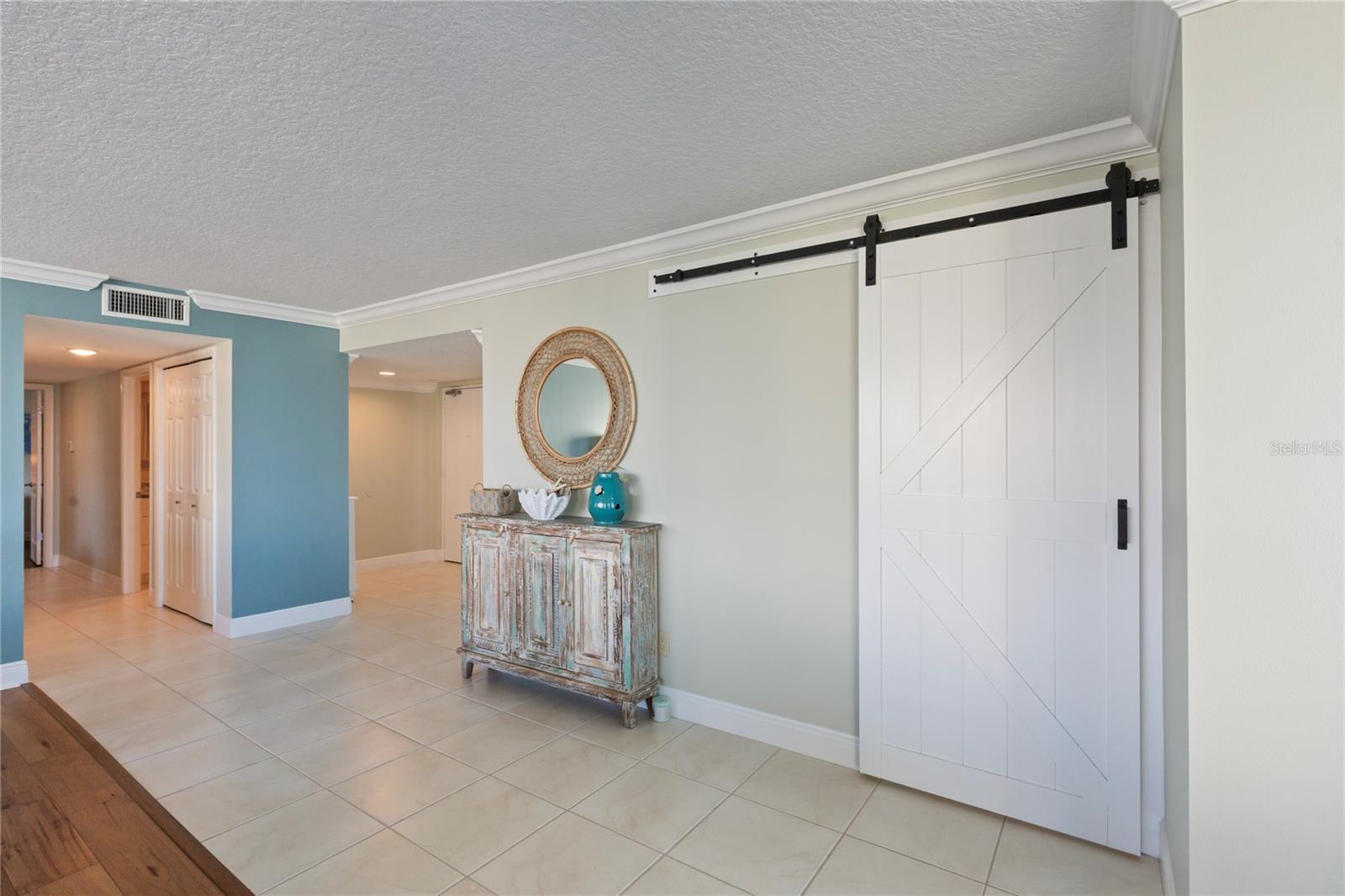 Listing photo id 16 for 736 Island Way 406