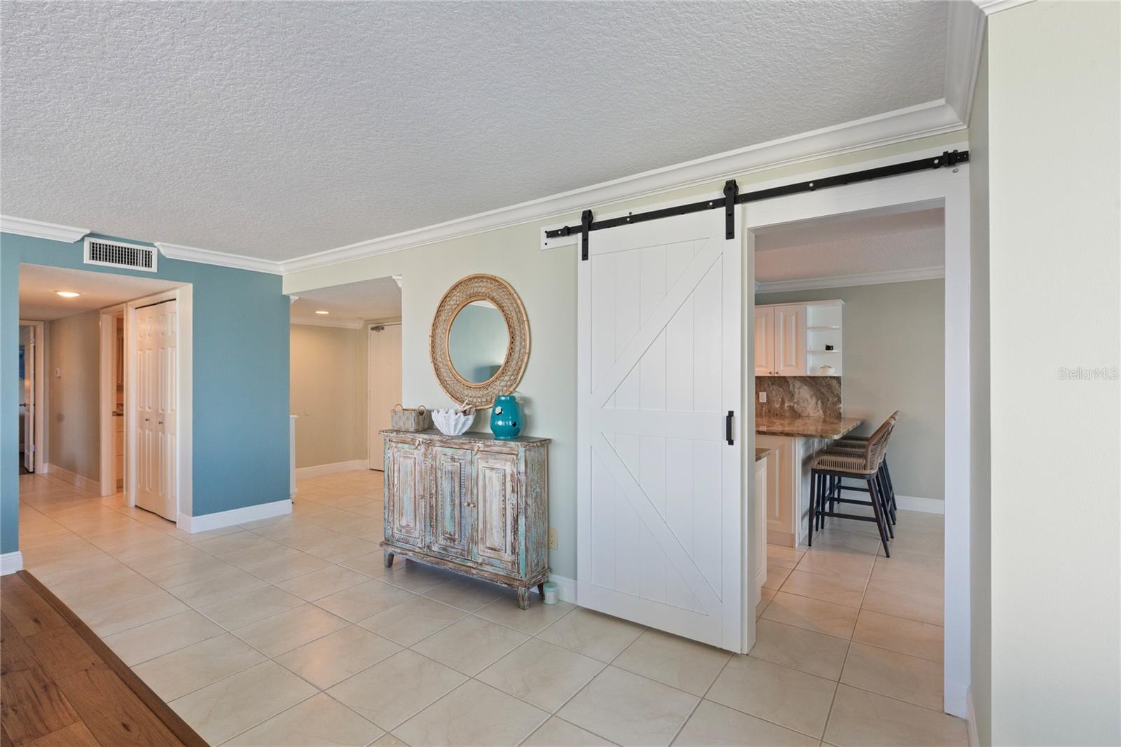 Listing photo id 17 for 736 Island Way 406