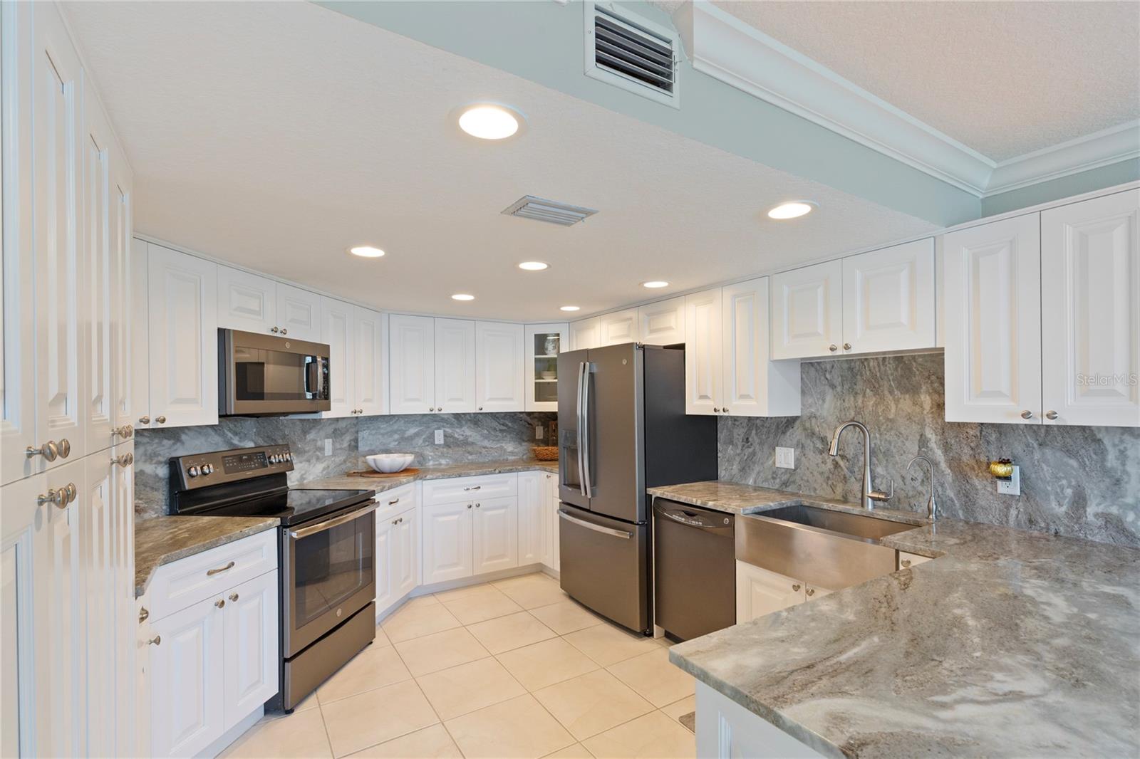 Listing photo id 19 for 736 Island Way 406