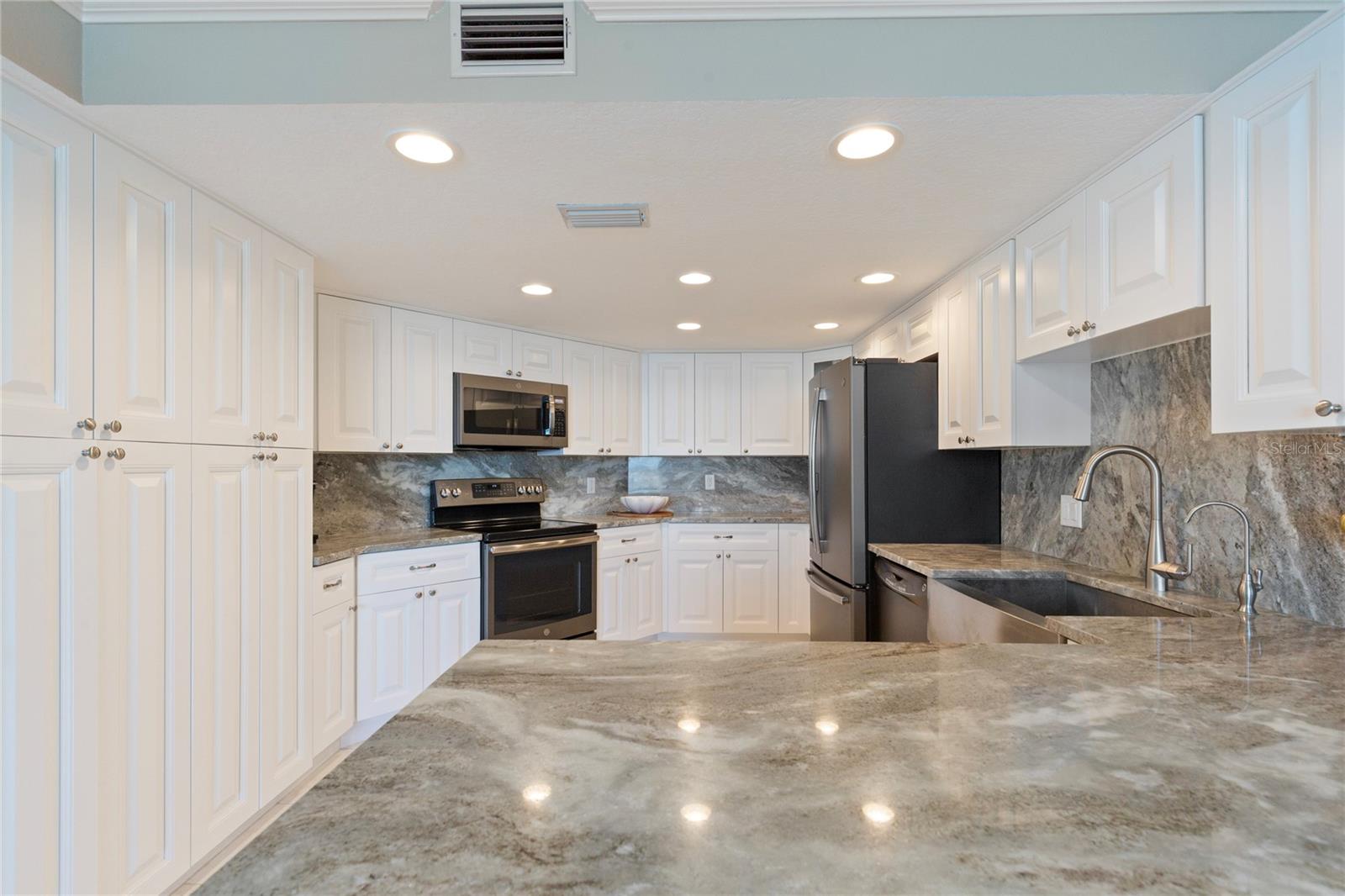 Listing photo id 20 for 736 Island Way 406