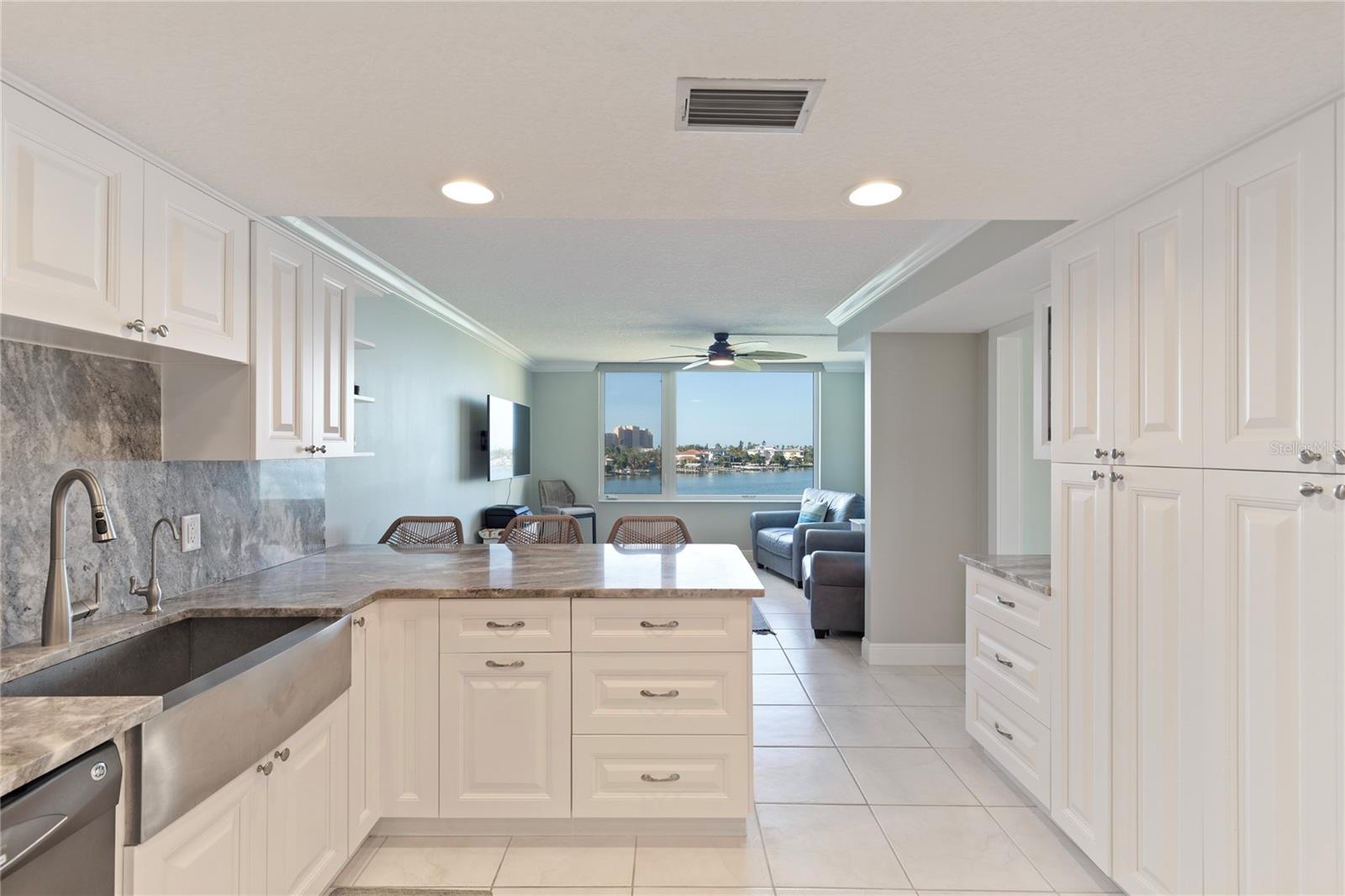 Listing photo id 24 for 736 Island Way 406