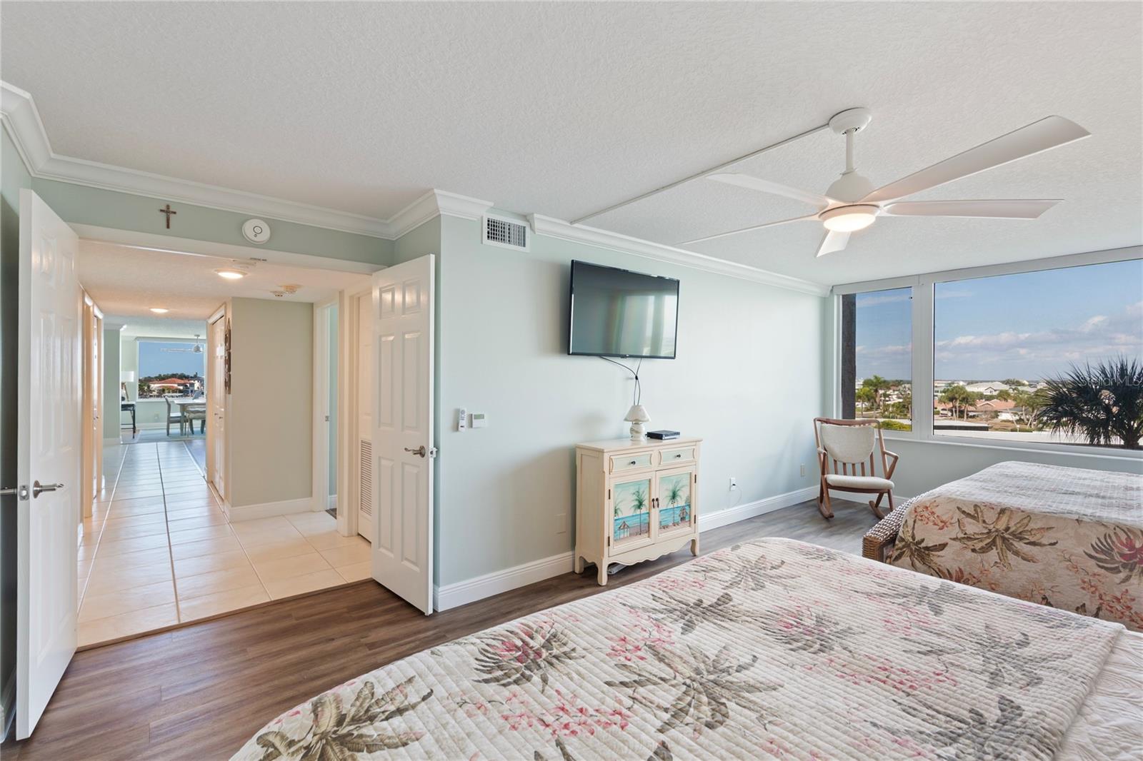 Listing photo id 31 for 736 Island Way 406