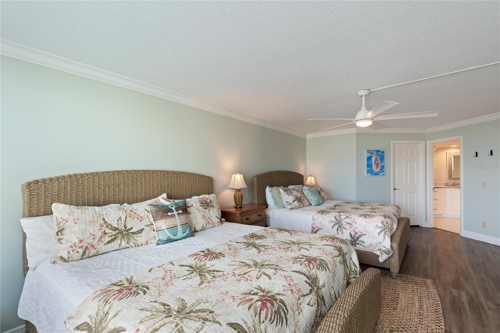 Listing photo id 32 for 736 Island Way 406