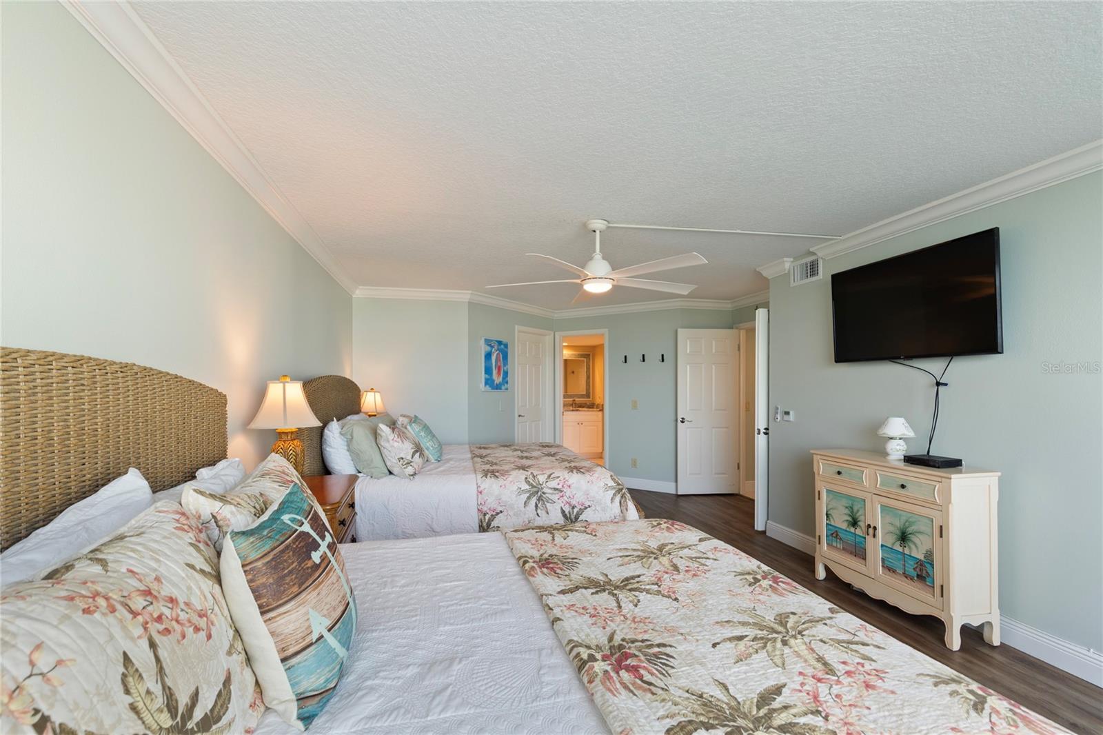 Listing photo id 33 for 736 Island Way 406