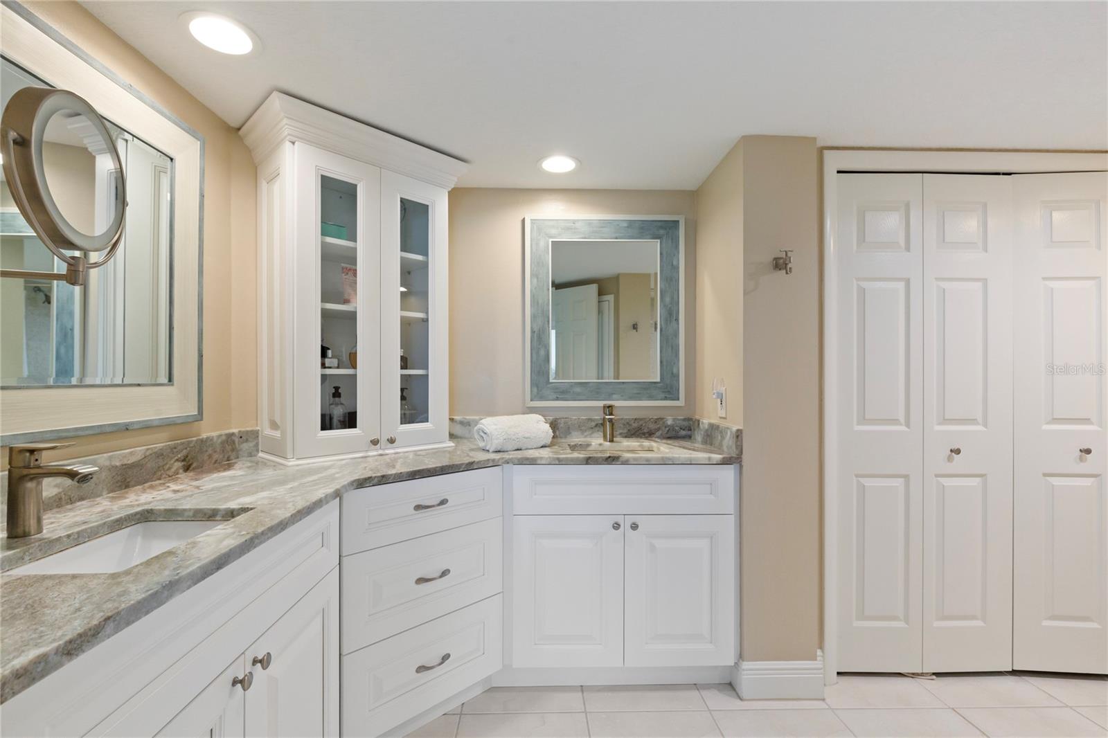 Listing photo id 34 for 736 Island Way 406