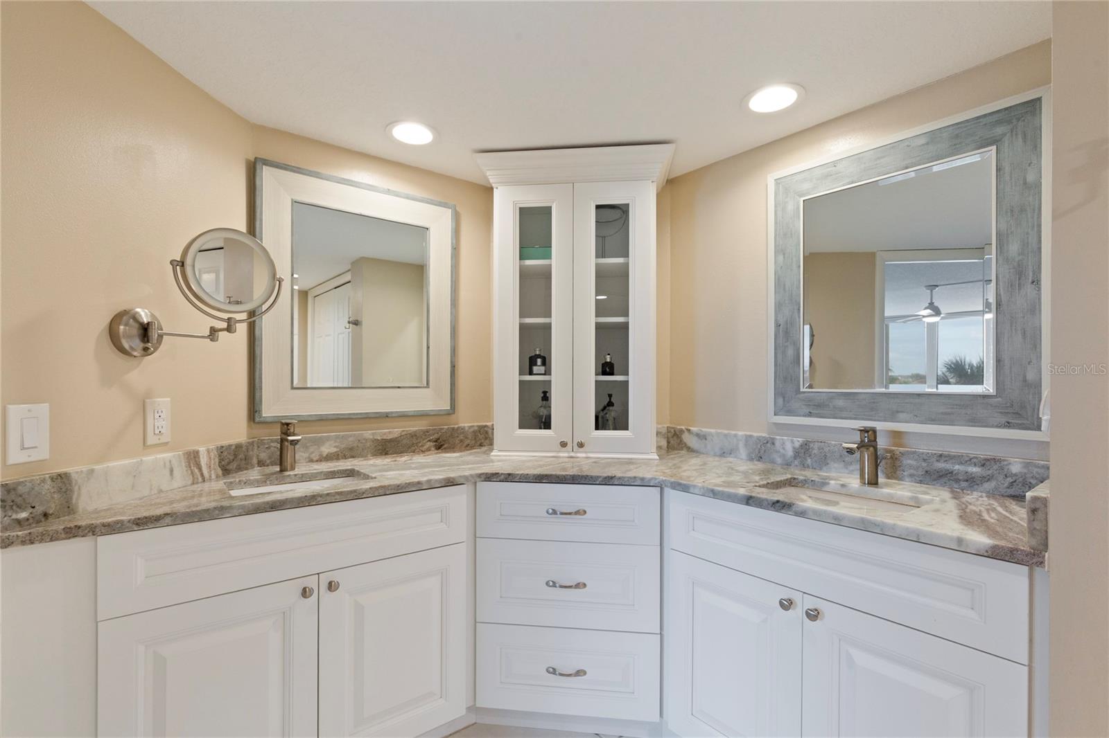 Listing photo id 35 for 736 Island Way 406