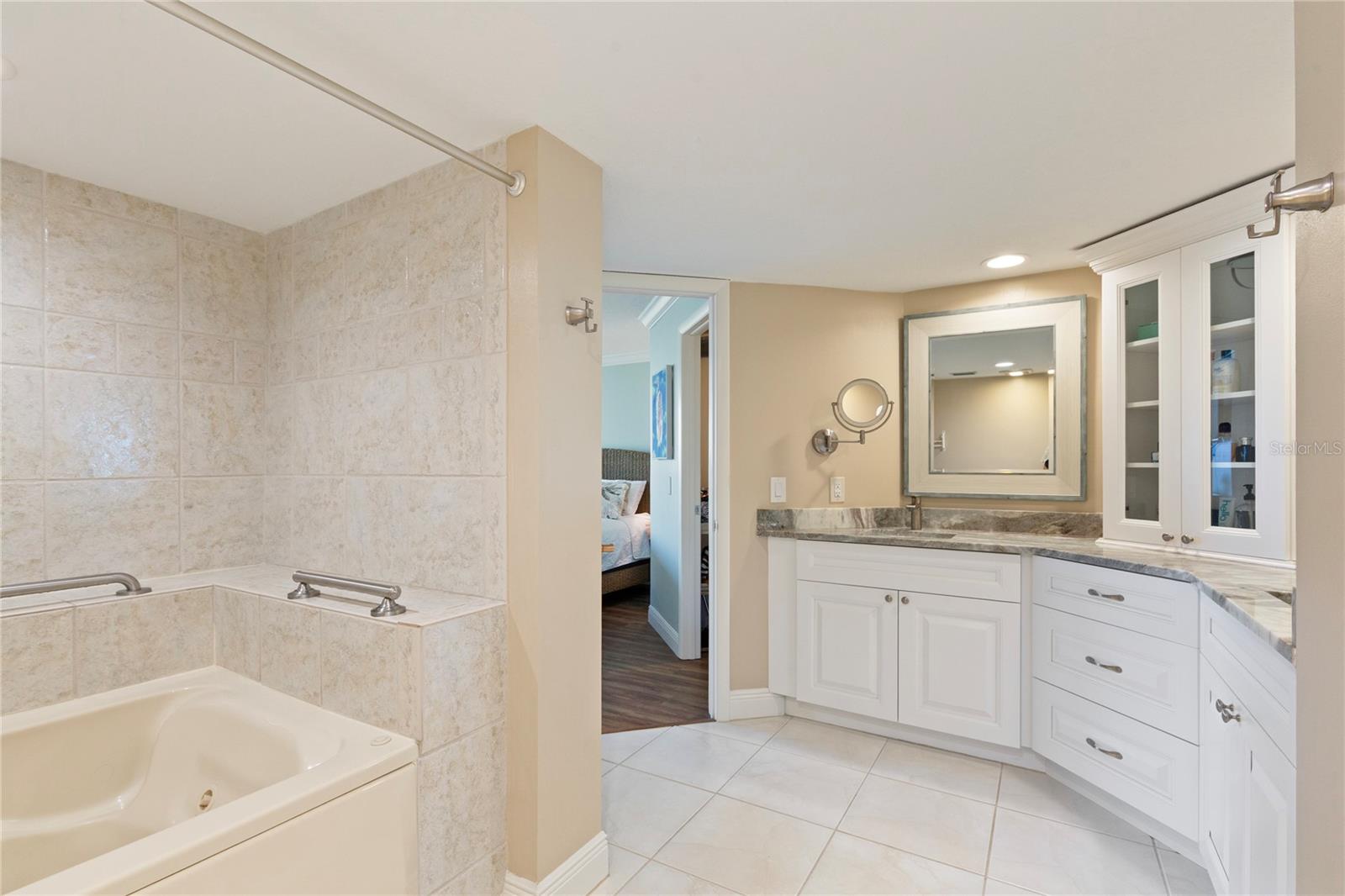 Listing photo id 36 for 736 Island Way 406