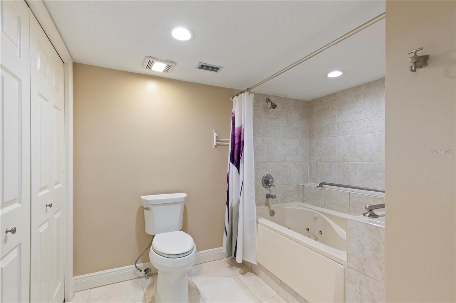 Listing photo id 37 for 736 Island Way 406